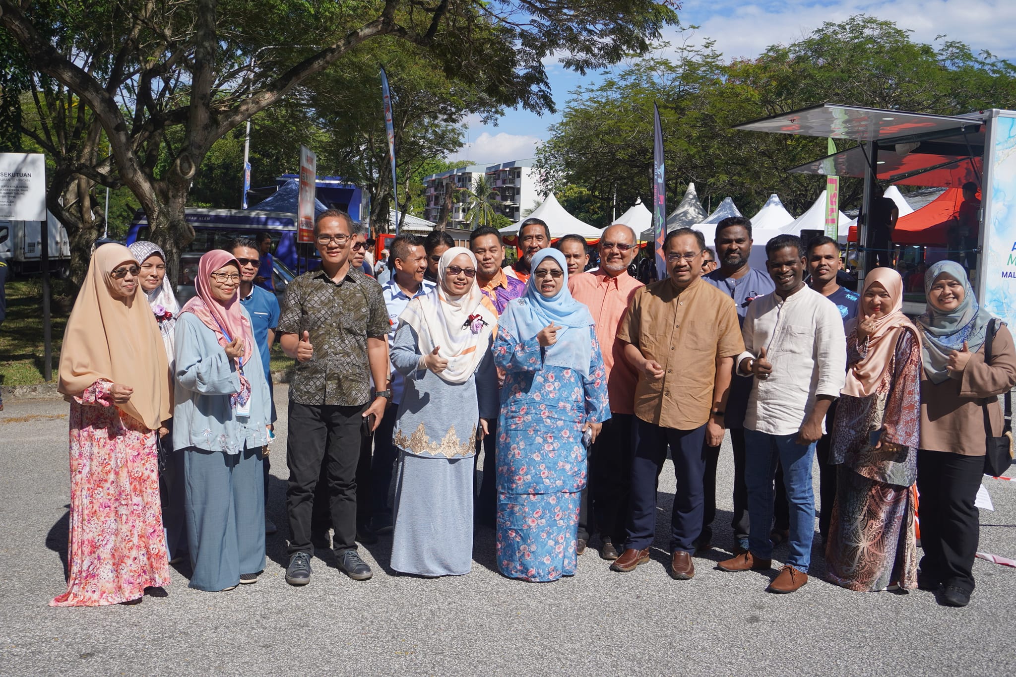 SEKITAR MAJLIS PELANCARAN KARNIVAL MINI SELANGOR HEALTHCARE FOR STRATA (SeHEART) TEMPAT: PERBADANAN PENGURUSAN ANGGERIK 23 JALAN KELEDANG 24/2, SEKSYEN 24, 40300 SHAH ALAM PERASMIAN OLEH: YB PUAN RODZIAH BINTI ISMAIL EXCO PERUMAHAN, KESEJAHTERAAN BAN