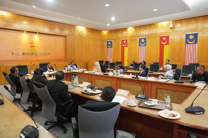 Mesyuarat Ahli Lembaga Pengarah LPHS bersama Dato' Menteri Besar Selangor Mesyuarat Ahli Lembaga Pengarah LPHS bersama Dato' Menteri Besar Selangor