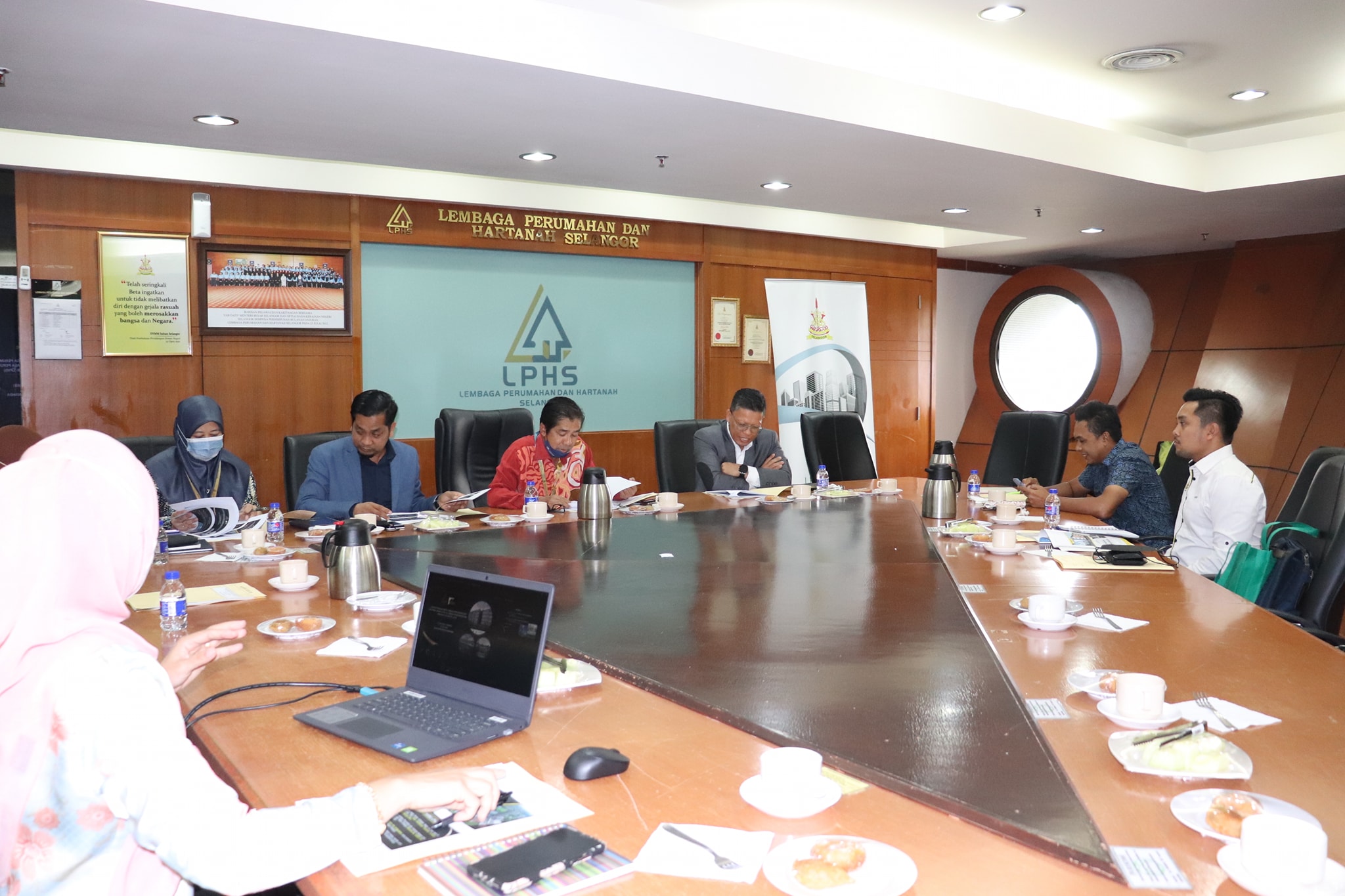 LAWATAN KERJA LEMBAGA PERUMAHAN DAN HARTANAH PERAK (LPHP) KE LPHS TARIKH: 23 JUN 2022 (KHAMIS) MASA: 10.00 PAGI TEMPAT: BILIK MESYUARAT ALAMANDA, LPHS