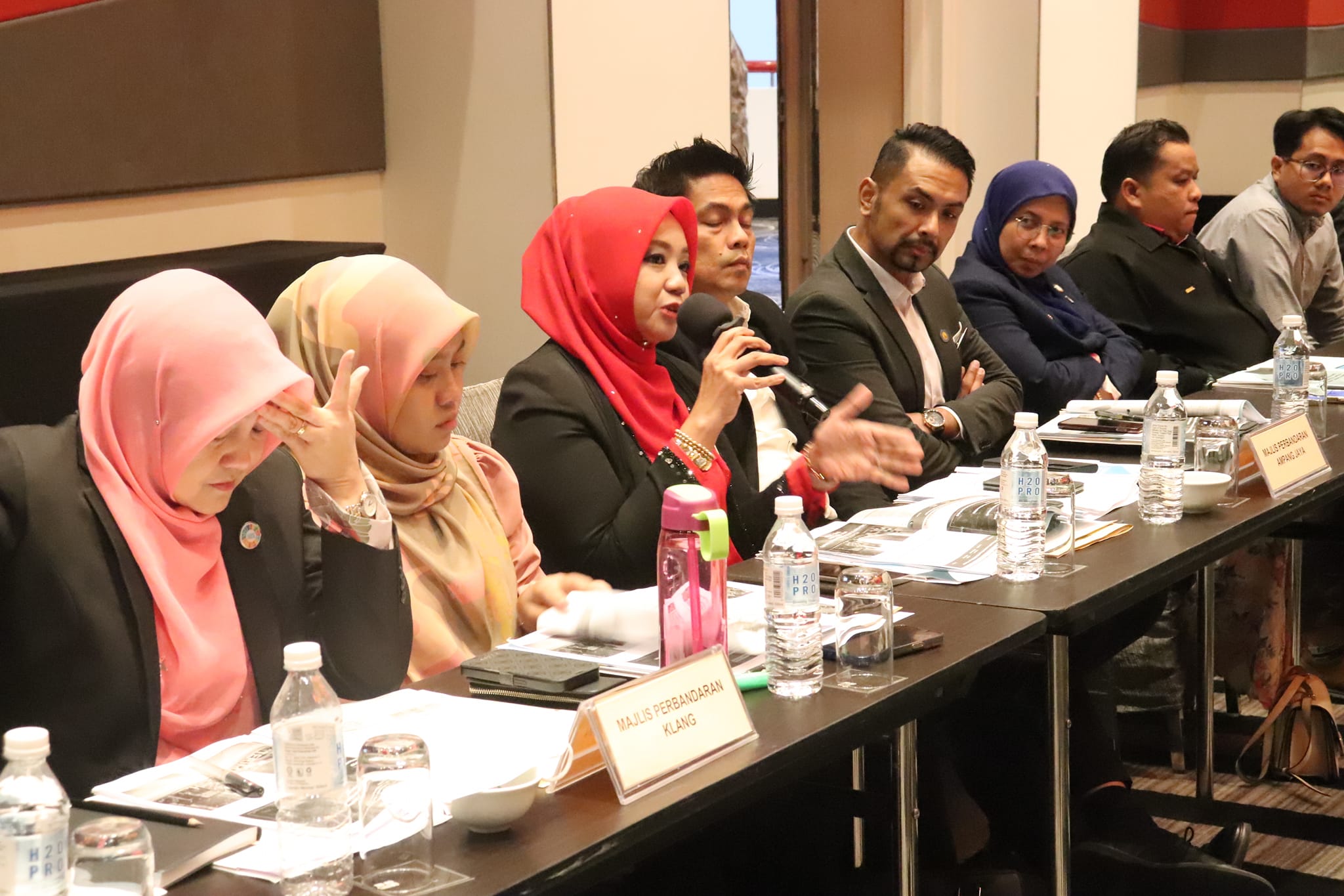 Mesyuarat Jawatankuasa Tetap (STANDCO) Perumahan & Kesejahteraan Bandar Negeri Selangor bil1/2023 Mesyuarat Jawatankuasa Tetap (STANDCO) Perumahan & Kesejahteraan Bandar Negeri Selangor bil1/2023 Tarikh: 16 - 17 Februari 2023 (Khamis-Jumaat) Tempat: