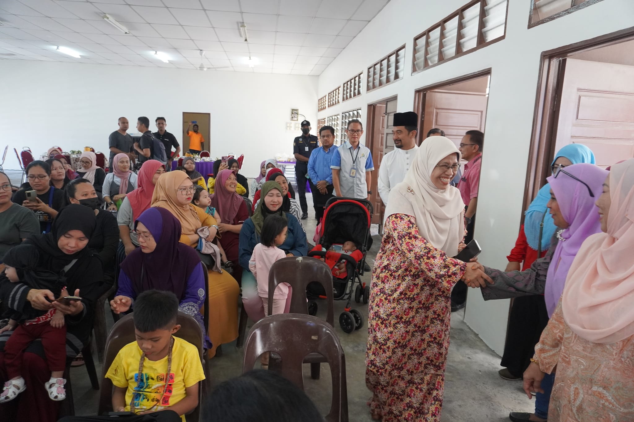 SEKITAR MAJLIS SIMBOLIK PENYERAHAN PROJEK SKIM CERIA PANGSAPURI BUKIT TINGGI 1, KLANG MASA: 10.00 PAGI BERTEMPAT: DEWAN MPK, PANGSAPURI BUKIT TINGGI 1, KLANG DISEMPURNAKAN: YB. PUAN HAJAH RODZIAH BINTI ISMAIL EXCO PERUMAHAN, KESEJAHTERAAN BANDAR DAN