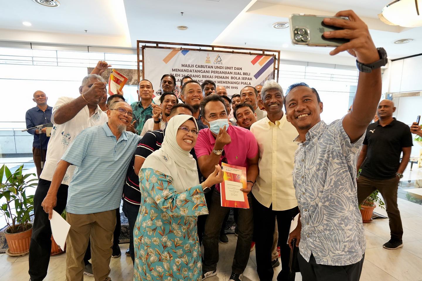 Majlis cabutan undi unit Rumah IDAMAN oleh bekas pemain Bola Sepak Selangor. Majlis cabutan undi unit dan menandatangani penjanjian jual beli Rumah IDAMAN ABADI oleh 26 bekas pemain Persatuan Bola Sepak Selangor. Dengan termeterainya perjanjian ini m