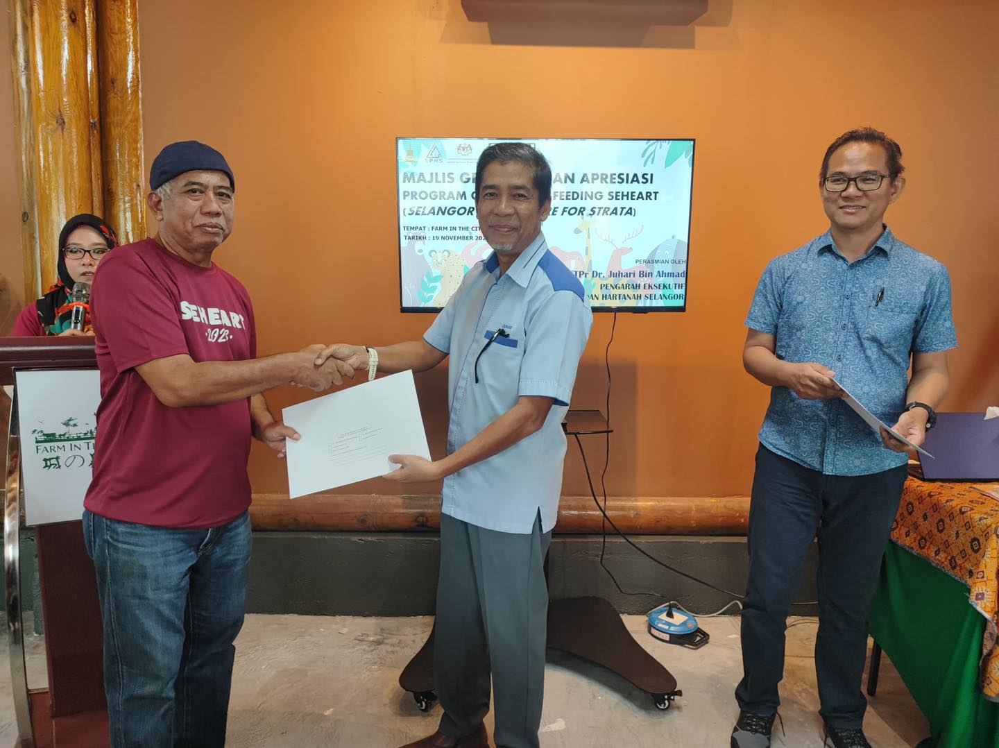 MAJLIS GRADUASI DAN APRESIASI PROGRAM COMMUNITY FEEDING SEHEART MAJLIS GRADUASI DAN APRESIASI PROGRAM COMMUNITY FEEDING SEHEART ( SELANGOR HEALTH CARE FOR STRATA ) TEMPAT : FARM IN THE CITY TARIKH : 19 NOVEMBER 2023 (AHAD) DIRASMIKAN OLEH YBhg. Dato'
