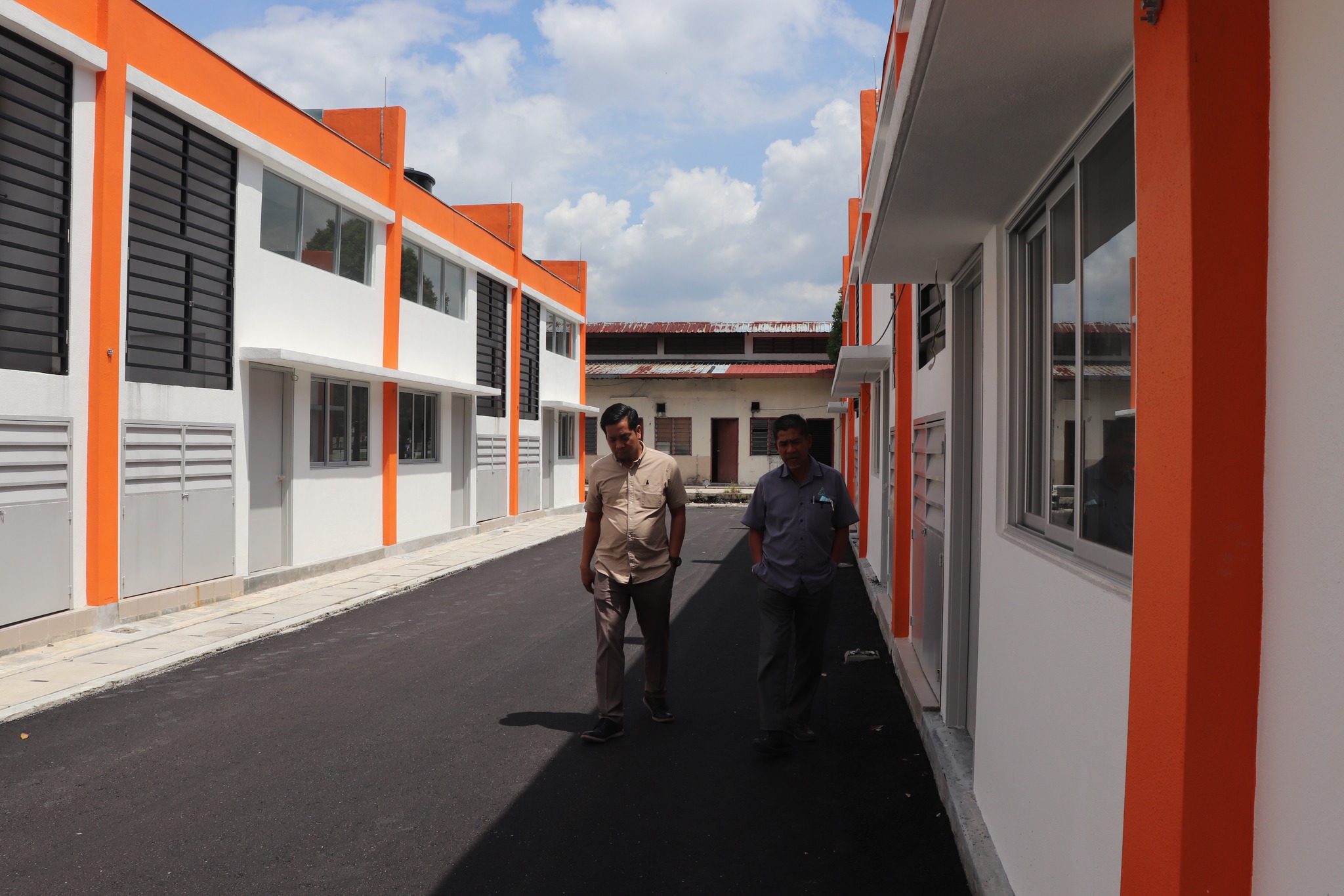 LAWATAN TAPAK BERSAMA PENGARAH EKSEKUTIF LPHS BAGI PROJEK KEDAI MAMPU MILIK TAMAN PUCHONG UTAMA LAWATAN TAPAK BERSAMA PENGARAH EKSEKUTIF LPHS BAGI PROJEK KEDAI MAMPU MILIK TAMAN PUCHONG UTAMA OLEH TETUAN HILLCREST GARDENS SDN. BHD. TARIKH: 9 NOVEMBER