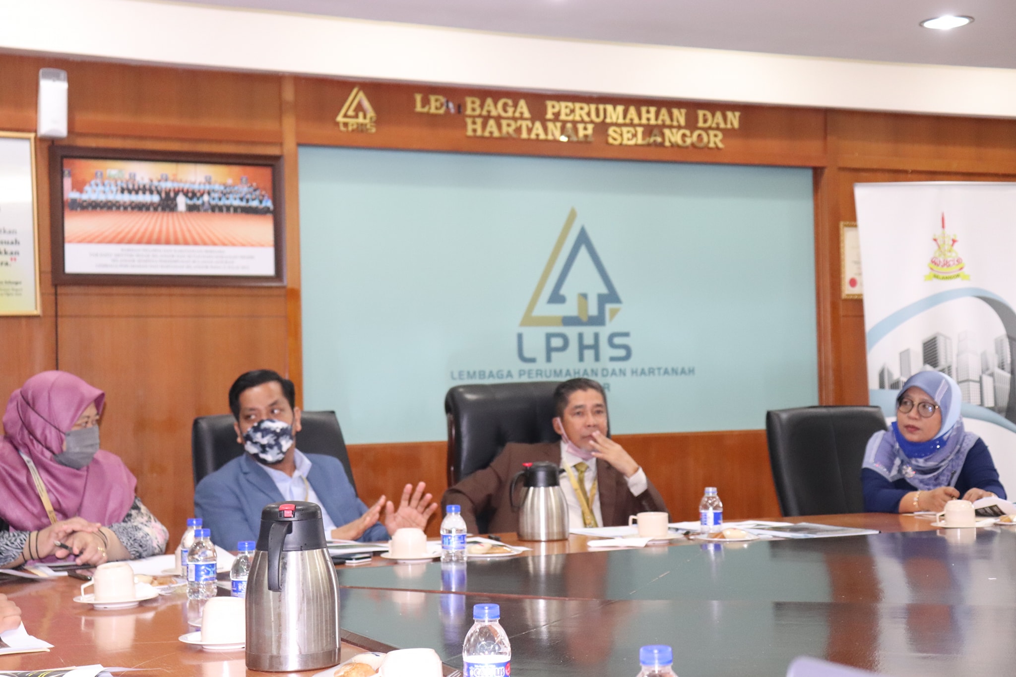 Lawatan Delegasi Lembaga Perumahan Dan Hartanah Pahang (LPHP) LAWATAN DELEGASI LEMBAGA PERUMAHAN DAN HARTANAH PAHANG (LPHP) KE LEMBAGA PERUMAHAN DAN HARTANAH SELANGOR (LPHS) DIKETUAI DELEGASI LPHP PUAN ISMAYATI BINTI ISMAIL (SETIAUSAHA BAHAGIAN)