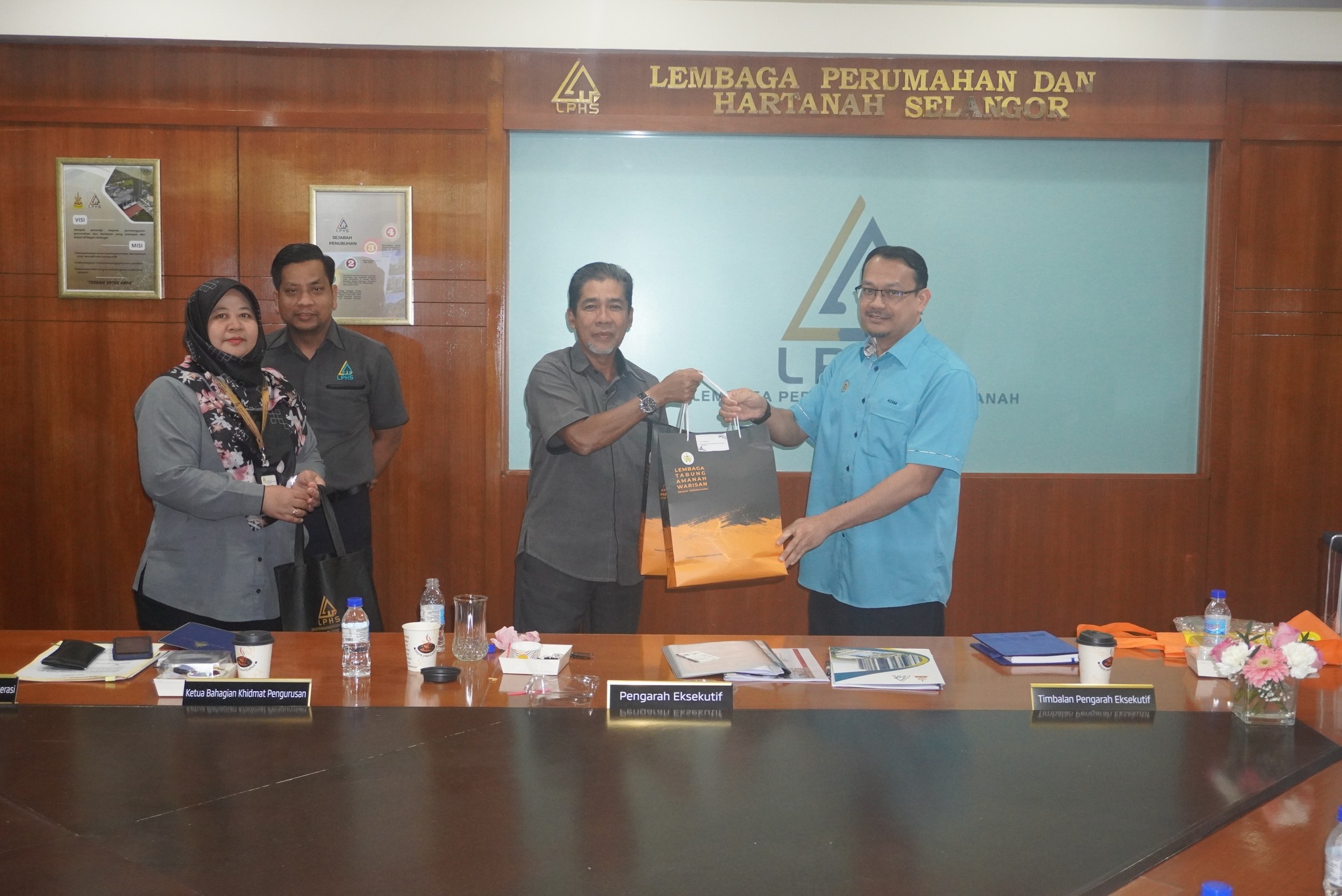 KUNJUNGAN HORMAT LEMBAGA TABUNG AMANAH WARISAN NEGERI TERENGGANU (LTAWNT) KUNJUNGAN HORMAT LEMBAGA TABUNG AMANAH WARISAN NEGERI TERENGGANU (LTAWNT) KE LEMBAGA PERUMAHAN DAN HARTANAH SELANGOR (LPHS)