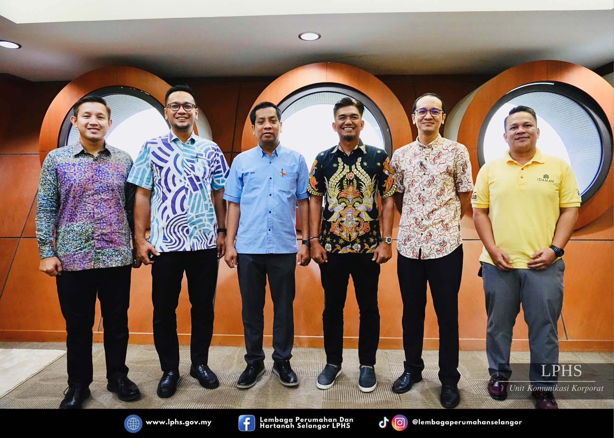 KUNJUNGAN HORMAT TEAM RUMAH IDAMAN MBI KE ATAS PEMANGKU PENGARAH EKSEKUTIF