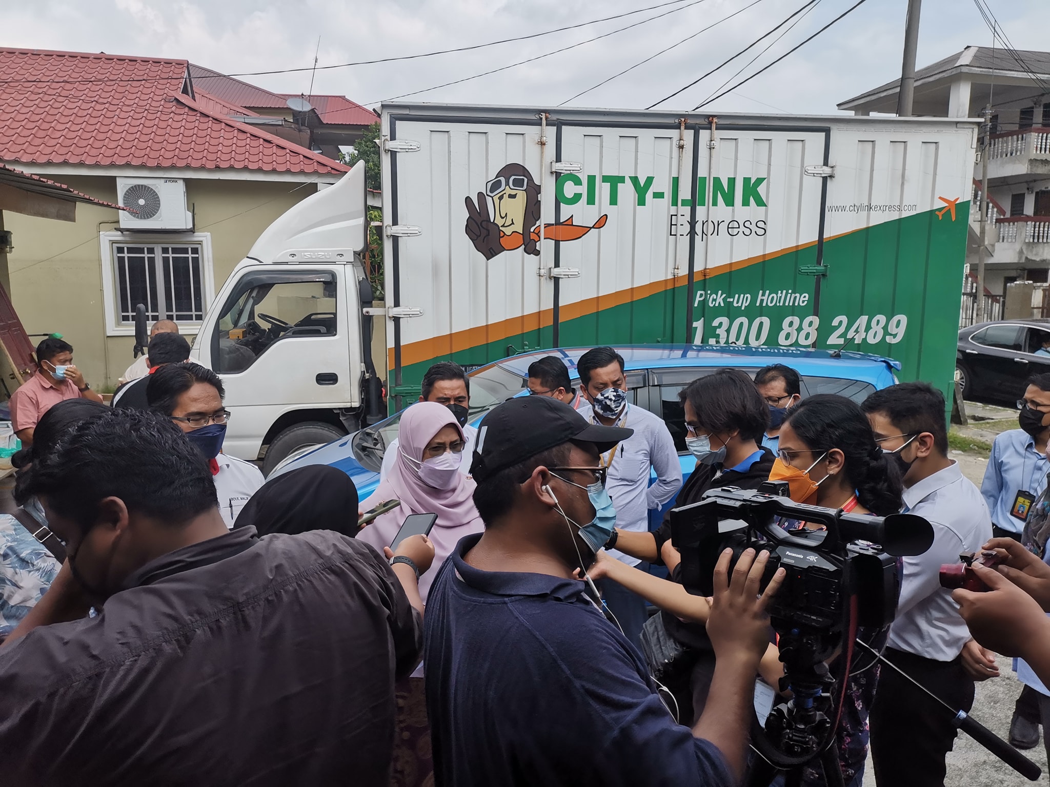 Lawatan Turun Padang Baikpulih Rumah Mangsa Banjir LAWATAN TURUN PADANG BAIKPULIH RUMAH MANGSA BANJIR DAERAH KLANG BERSAMA YANG BERHORMAT PUAN RODZIAH BINTI ISMAIL EXCO PERUMAHAN, KESEJAHTERAAN BANDAR DAN PEMBANGUNAN USAHAWAN NEGERI SELANGOR