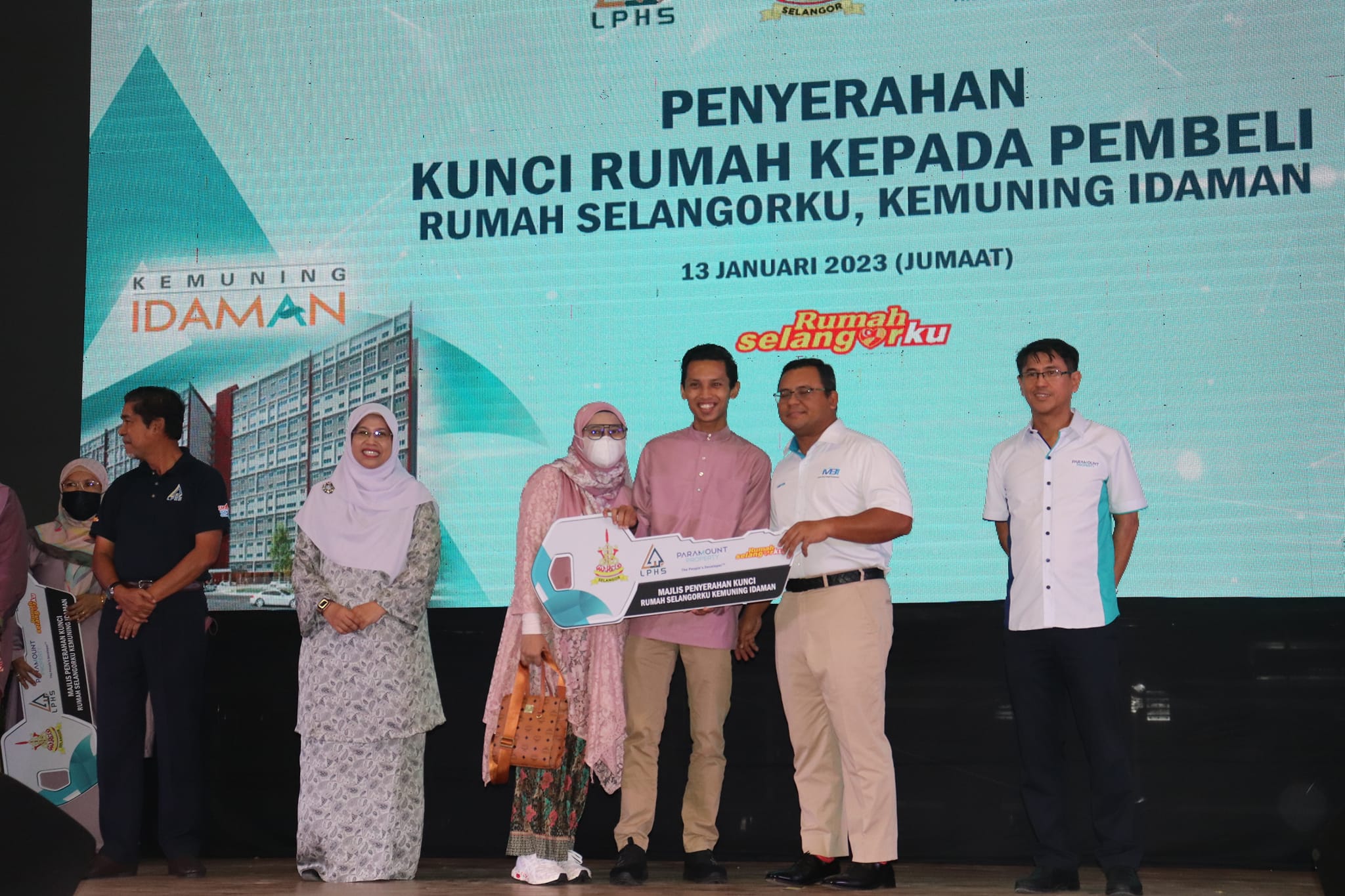 Majlis Penyerahan Kunci kepada pembeli Projek Rumah Selangorku Kemuning Idaman Majlis Penyerahan Kunci kepada pembeli Projek Rumah Selangorku Kemuning Idaman yang disempurnakan oleh YAB Dato’ Menteri Besar Selangor Tarikh : 13 Januari 2023 (Jumaat) M