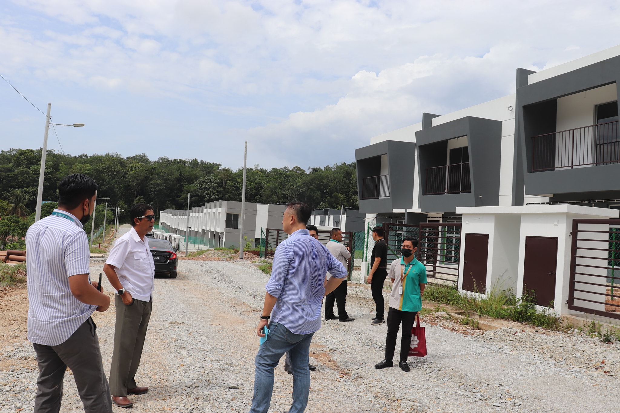 LAWATAN TAPAK BERSAMA PENGARAH EKSEKUTIF LPHS DI DAERAH HULU SELANGOR TARIKH: 2 JUN 2022 (KHAMIS) MASA: 10.00 PAGI TAPAK PROJEK: RUMAH SELANGORKU JENIS C (TERES 2 TINGKAT (15' X 55) DAN JENIS D (TERES 2 TINGKAT (20' X 60') TAMAN PINGGIRAN KKB, SEKSYE