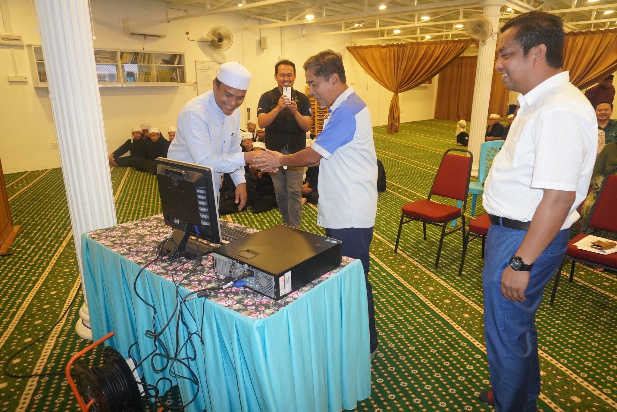 Majlis Penyerahan Komputer Terpakai LPHS Kepada Darul Quran Wal Hadith Majlis Penyerahan Komputer Terpakai LPHS Kepada Darul Quran Wal Hadith Bukit Badong, Kampung Bukit Badong, 45600 Bestari Jaya, Selangor Darul Ehsan