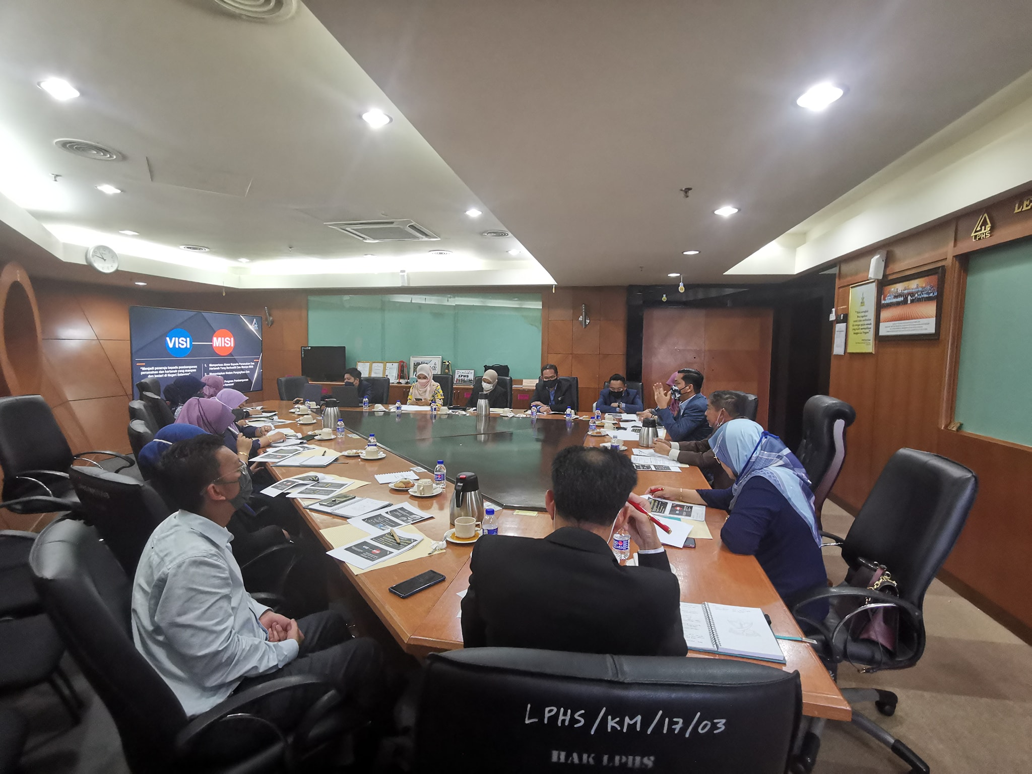Lawatan Delegasi Lembaga Perumahan Dan Hartanah Pahang (LPHP) LAWATAN DELEGASI LEMBAGA PERUMAHAN DAN HARTANAH PAHANG (LPHP) KE LEMBAGA PERUMAHAN DAN HARTANAH SELANGOR (LPHS) DIKETUAI DELEGASI LPHP PUAN ISMAYATI BINTI ISMAIL (SETIAUSAHA BAHAGIAN)