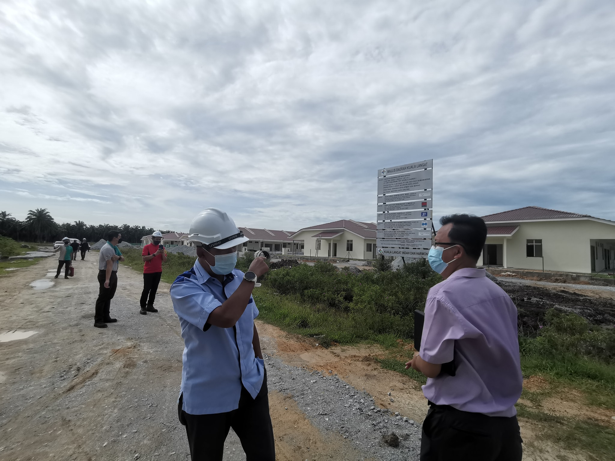 Lawatan Tapak Pengarah Eksekutif LPHS Di Mukim Morib LAWATAN TAPAK PENGARAH EKSEKUTIF LPHS BAGI PEMANTAUAN PEMBANGUNAN PANGSAPURI RUMAH SELANGORKU MORIB ANGGUN DAN RUMAH TERES SELANGORKU 1 TINGKAT 20' X 60' DI MUKIM MORIB, DAERAH KUALA LANGAT TARIKH: