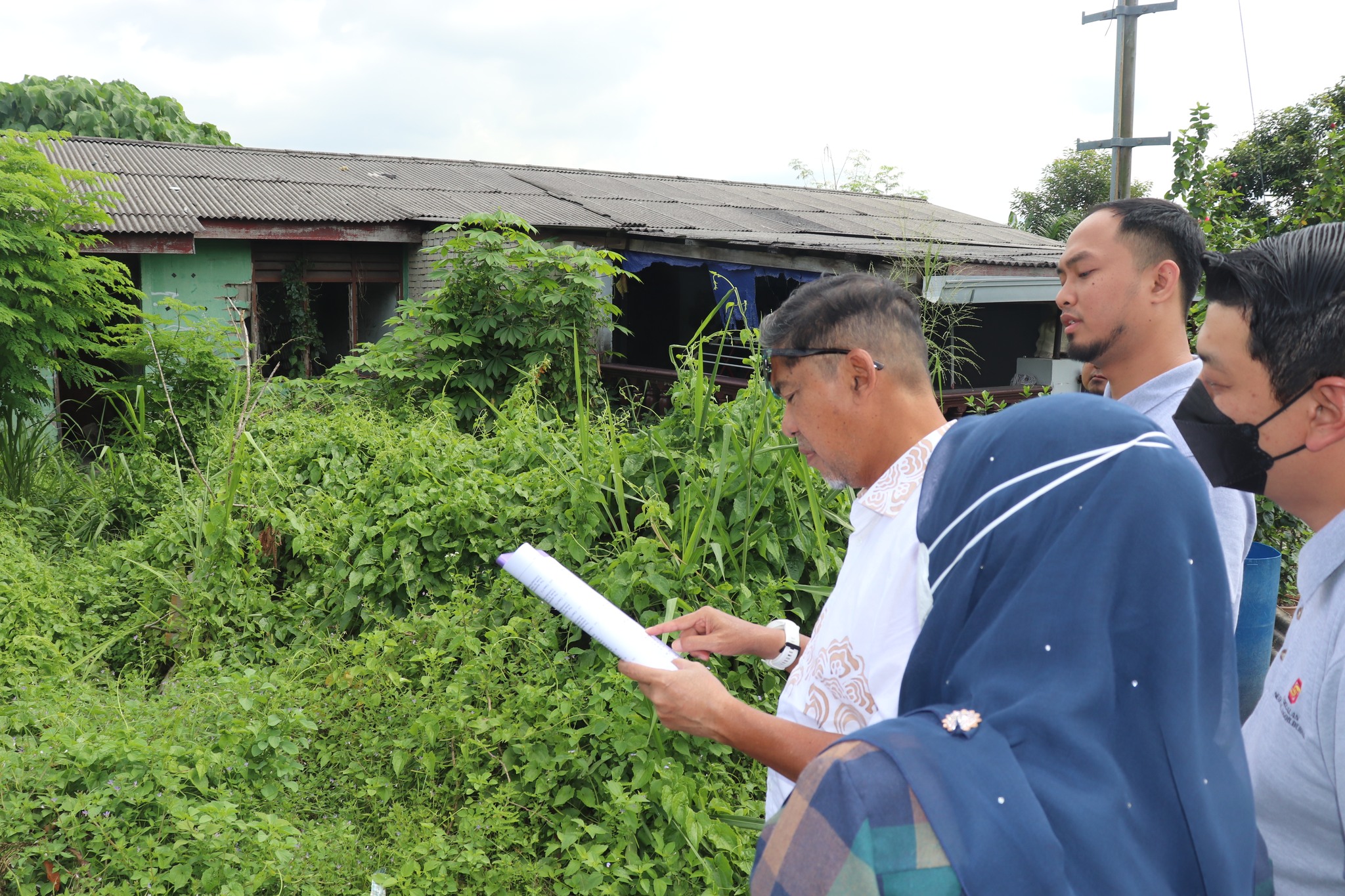 LAWATAN TAPAK BERSAMA PENGARAH EKSEKUTIF LAWATAN TAPAK BERSAMA PENGARAH EKSEKUTIF KE TAPAK CADANGAN KERJA-KERJA PEMBERSIHAN RUMAH AWAM KOS RENDAH (RAKR) PERAMPASAN TARIKH: 29 SEPTEMBER 2022 (KHAMIS) MASA: 9.00 PAGI TEMPAT: RUMAH AWAM KOS RENDAH (RAKR