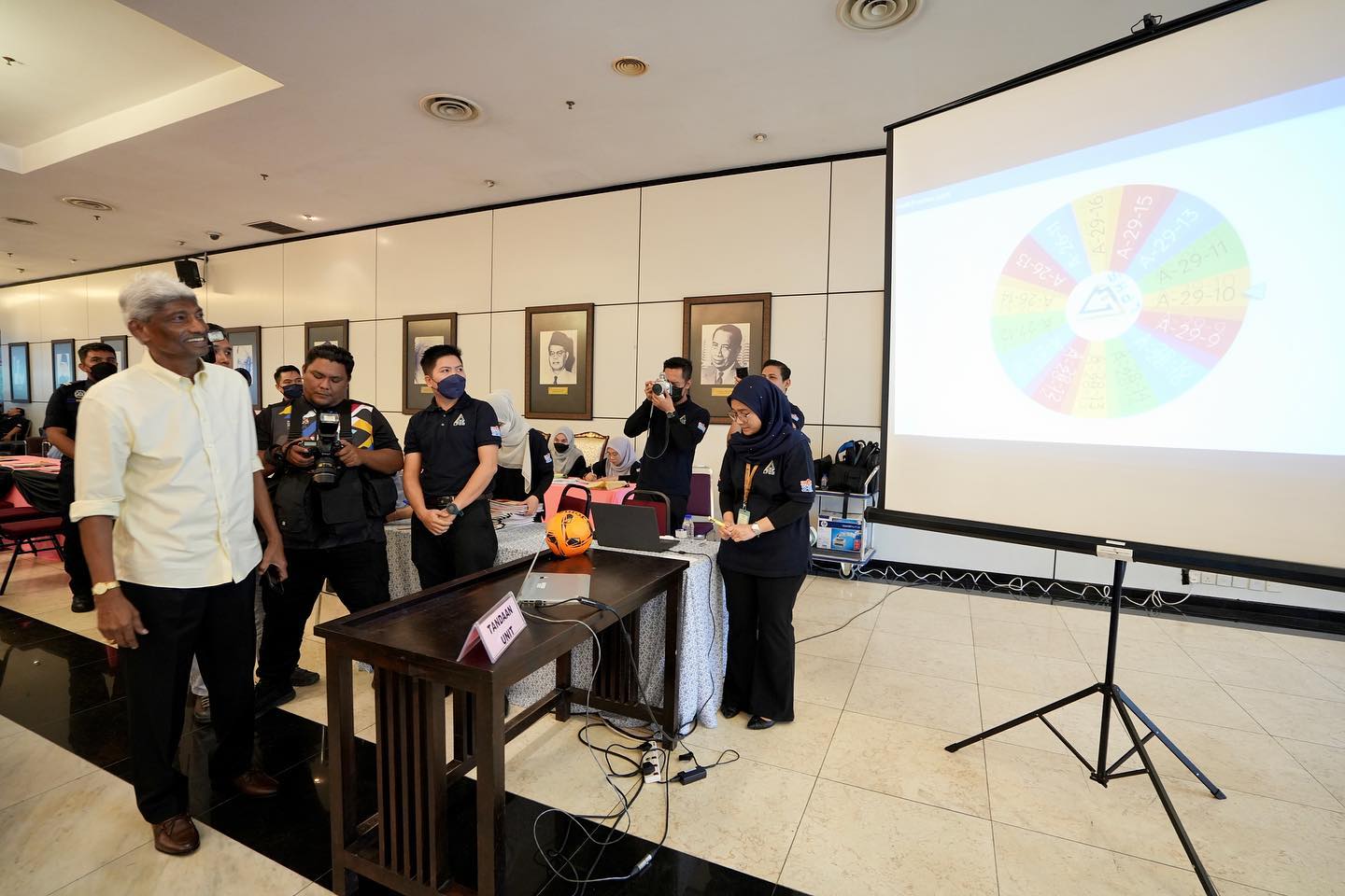 Majlis cabutan undi unit Rumah IDAMAN oleh bekas pemain Bola Sepak Selangor. Majlis cabutan undi unit dan menandatangani penjanjian jual beli Rumah IDAMAN ABADI oleh 26 bekas pemain Persatuan Bola Sepak Selangor. Dengan termeterainya perjanjian ini m