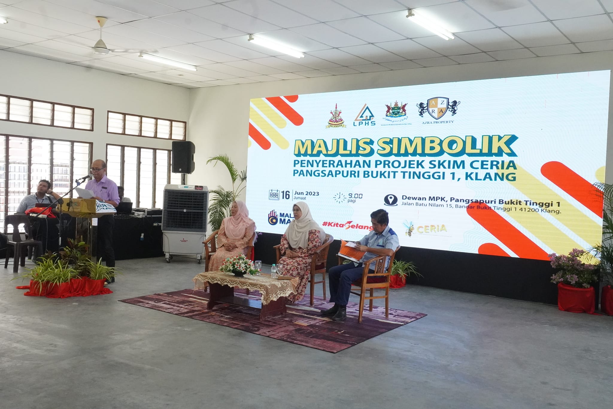 SEKITAR MAJLIS SIMBOLIK PENYERAHAN PROJEK SKIM CERIA PANGSAPURI BUKIT TINGGI 1, KLANG MASA: 10.00 PAGI BERTEMPAT: DEWAN MPK, PANGSAPURI BUKIT TINGGI 1, KLANG DISEMPURNAKAN: YB. PUAN HAJAH RODZIAH BINTI ISMAIL EXCO PERUMAHAN, KESEJAHTERAAN BANDAR DAN