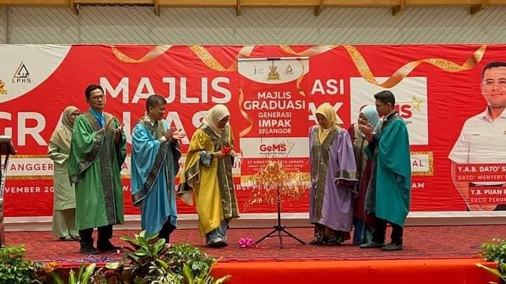 MAJLIS GRADUASI GENERASI IMPAK SELANGOR (GeMS) MAJLIS GRADUASI GENERASI IMPAK SELANGOR (GeMS) TARIKH: 27 NOVEMBER 2022 (AHAD) TEMPAT: DEWAN BANKUET, DEWAN JUBLI PERAK SHAH ALAM, SELANGOR
