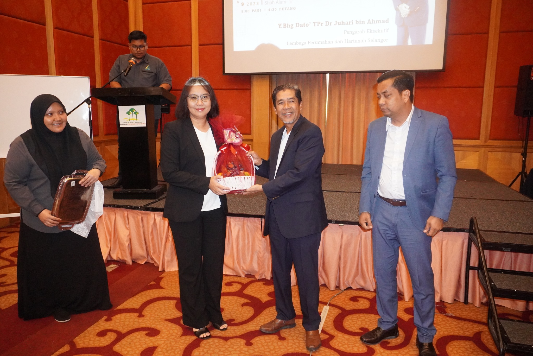 Bengkel Pemurnian Pindaan Enakmen Lembaga Perumahan dan Hartanah Selangor 2001. Bengkel Pemurnian Pindaan Enakmen Lembaga Perumahan dan Hartanah Selangor 2001. TARIKH : 8-9 November 2023 (Rabu-Khamis) MASA : 8.00 Pagi - 5.00 Petang TEMPAT : De Palma