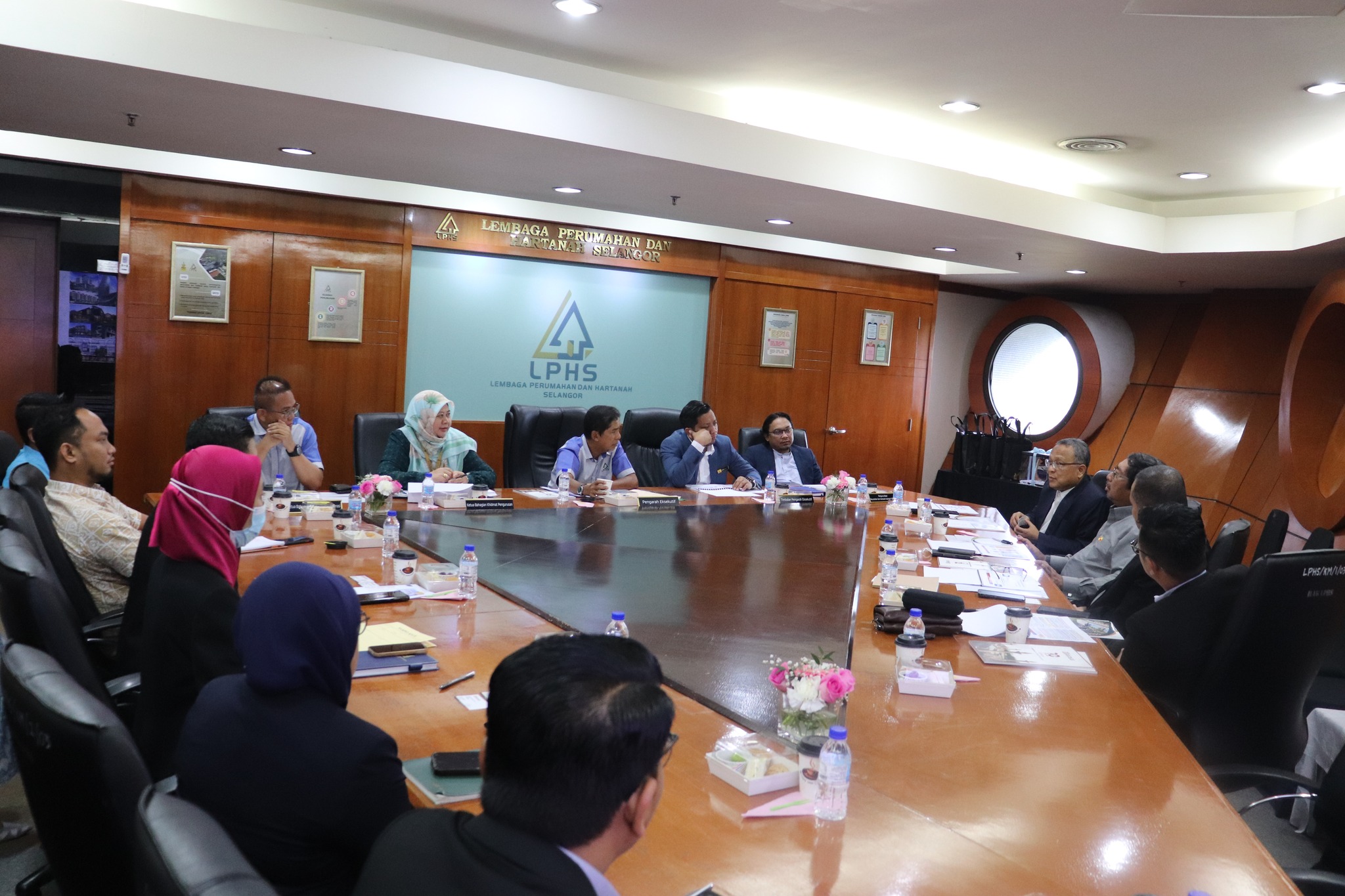 KUNJUNGAN HORMAT PERBADANAN WAKAF SELANGOR (PWS) KE LEMBAGA PERUMAHAN DAN HARTANAH SELANGOR (LPHS) KUNJUNGAN HORMAT PERBADANAN WAKAF SELANGOR (PWS) KE LEMBAGA PERUMAHAN DAN HARTANAH SELANGOR (LPHS)