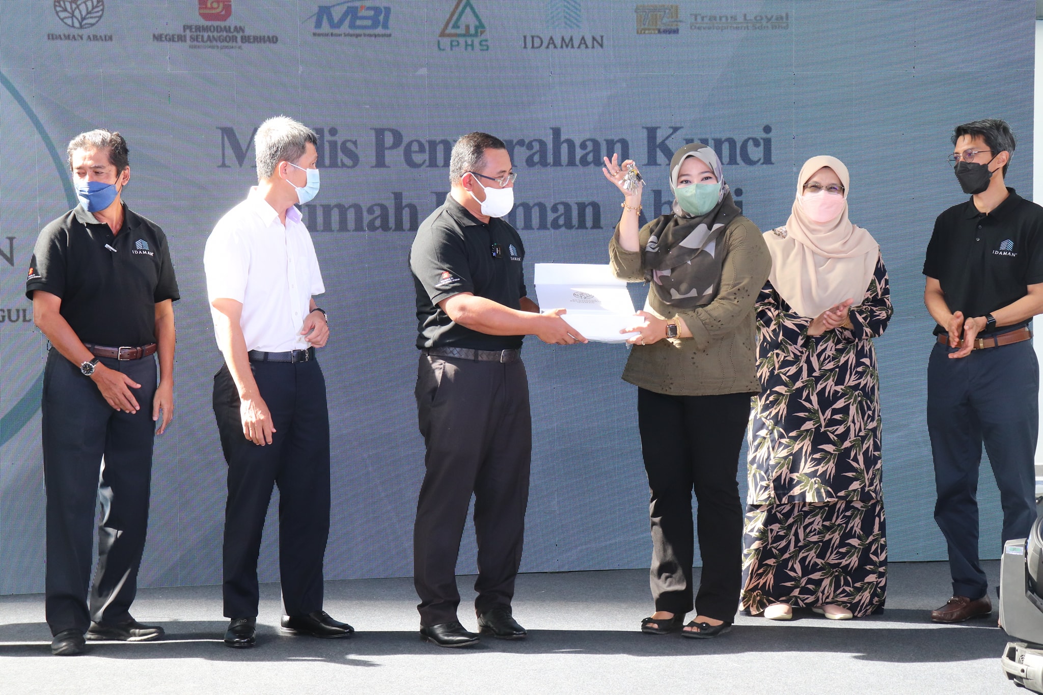 MAJLIS PENYERAHAN KUNCI RUMAH IDAMAN ABADI, KAJANG 2 MUKIM SEMENYIH, DAERAH HULU LANGAT TARIKH: 24 JUN 2022 (JUMAAT) MASA: 3.00 PETANG TEMPAT: RUMAH KELAB, PANGSAPURI IDAMAN ABADI PERSIARAN TROPICANA HEIGHTS SEMENYIH, SELANGOR