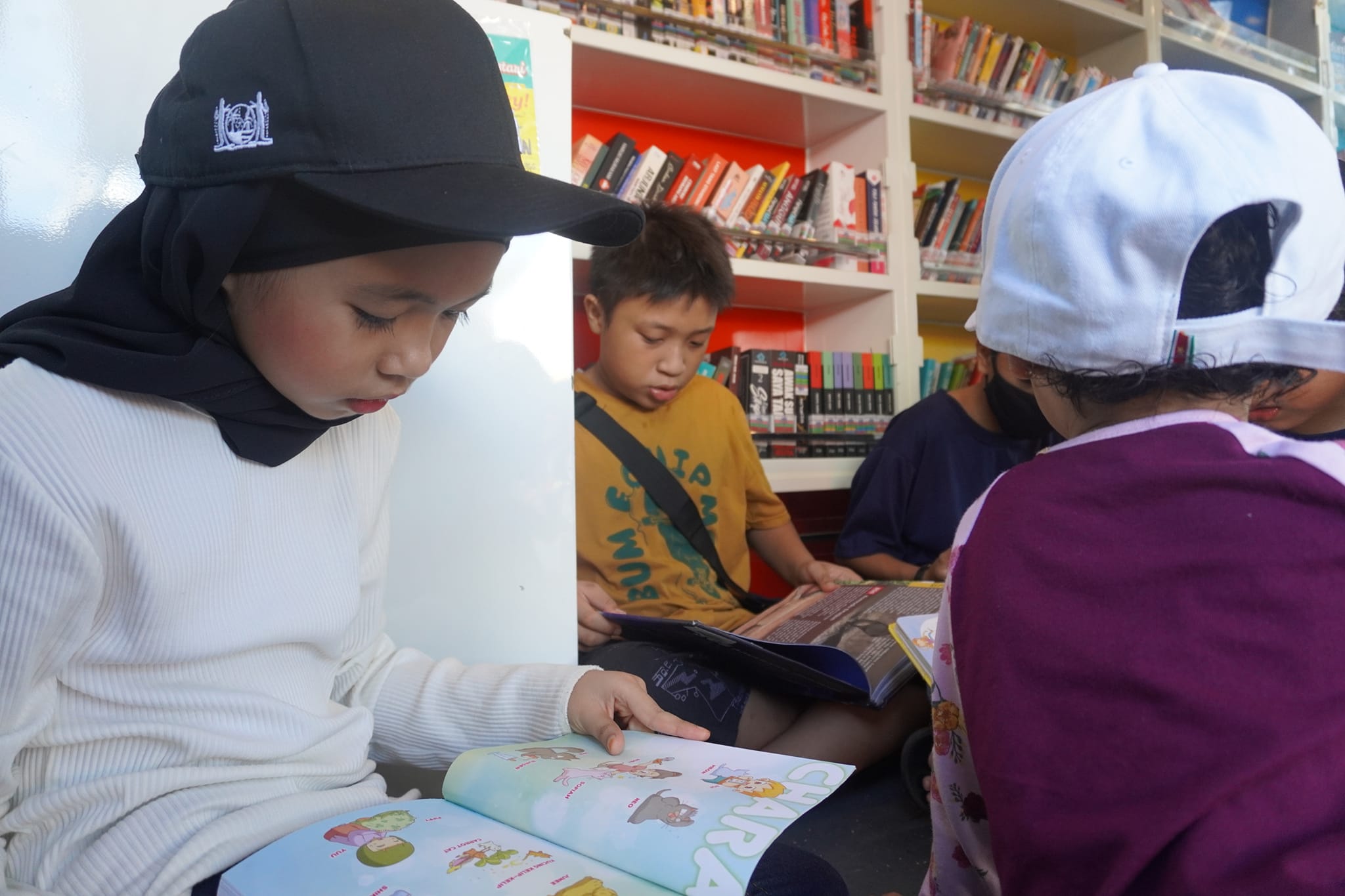SEKITAR MAJLIS PELANCARAN KARNIVAL MINI SELANGOR HEALTHCARE FOR STRATA (SeHEART) TEMPAT: PERBADANAN PENGURUSAN ANGGERIK 23 JALAN KELEDANG 24/2, SEKSYEN 24, 40300 SHAH ALAM PERASMIAN OLEH: YB PUAN RODZIAH BINTI ISMAIL EXCO PERUMAHAN, KESEJAHTERAAN BAN