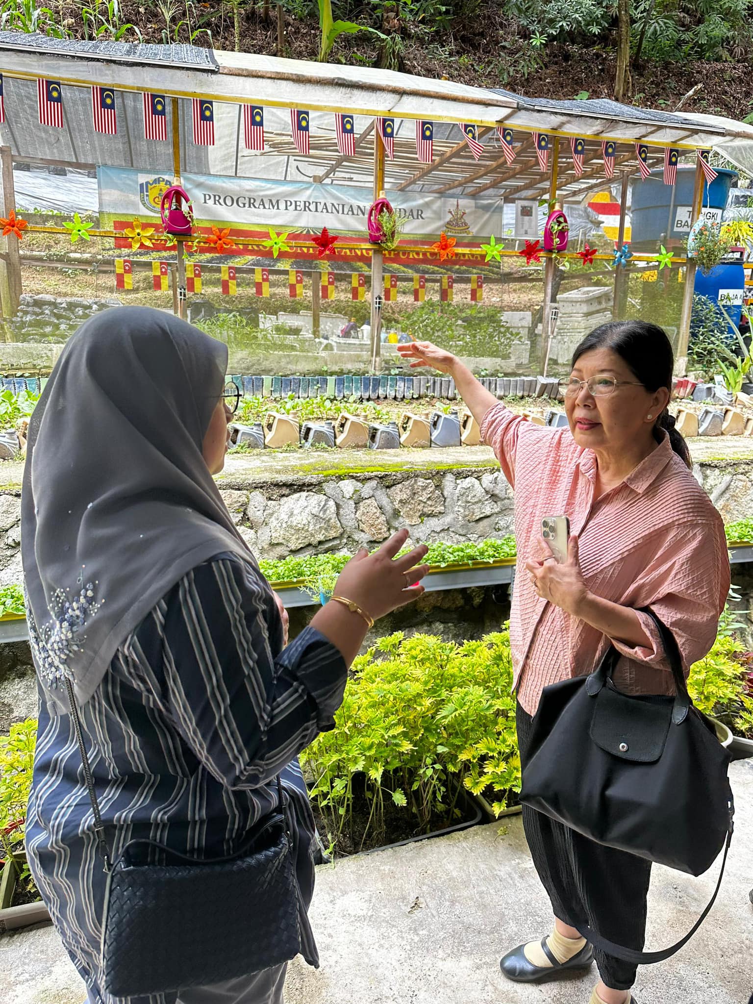 Lawatan Rasmi Delegasi Dari Thailand dan Indonesia Ke Projek Kebun Komuniti Program : Lawatan Rasmi Delegasi Dari Thailand dan Indonesia Ke Projek Kebun Komuniti MPAJ & Projek Ruang Komunal MBSJ Tarikh : 22 Oktober 2023 Tempat : Pangsapuri Cemara 1 &