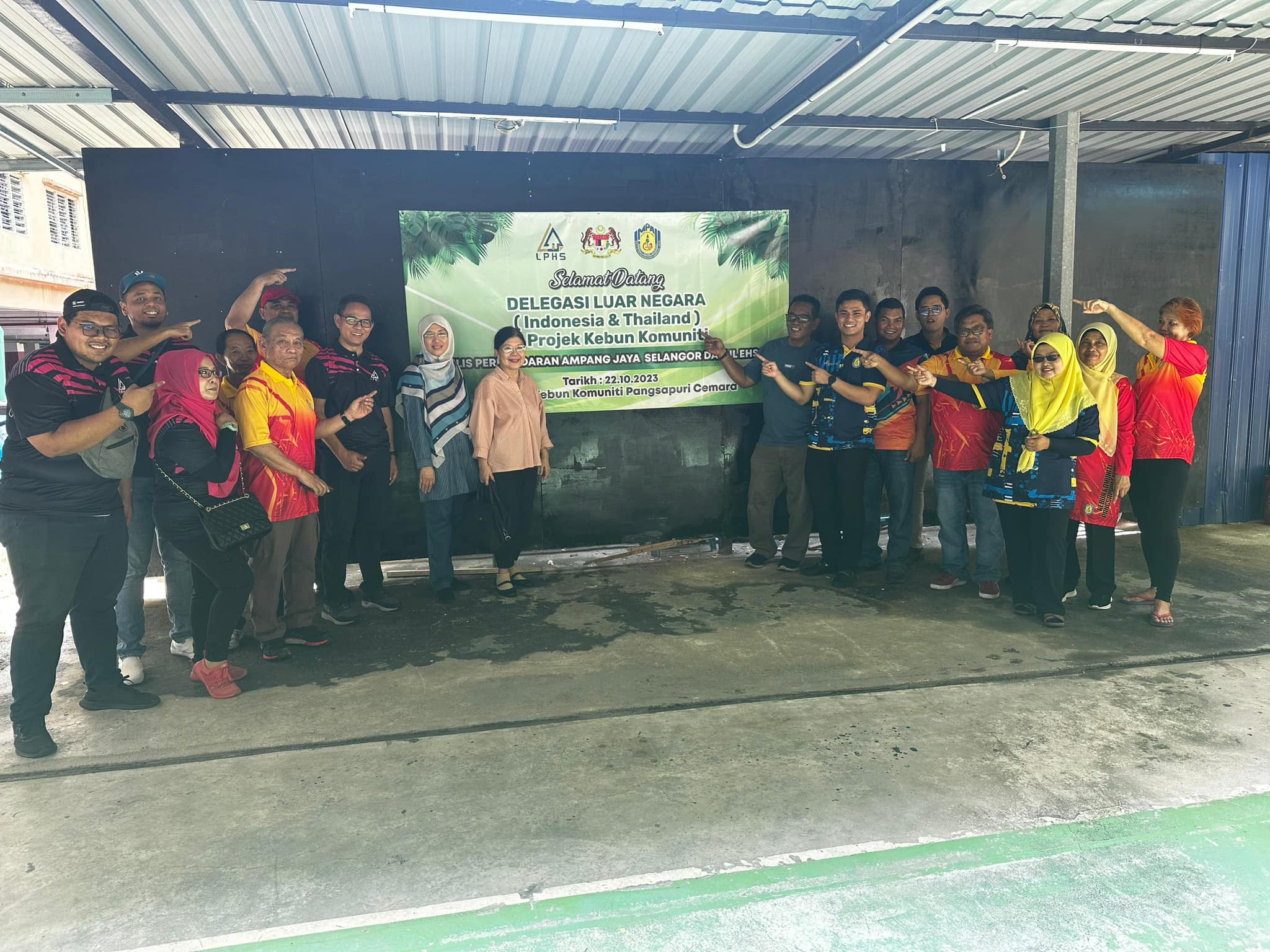 Lawatan Rasmi Delegasi Dari Thailand dan Indonesia Ke Projek Kebun Komuniti Program : Lawatan Rasmi Delegasi Dari Thailand dan Indonesia Ke Projek Kebun Komuniti MPAJ & Projek Ruang Komunal MBSJ Tarikh : 22 Oktober 2023 Tempat : Pangsapuri Cemara 1 &