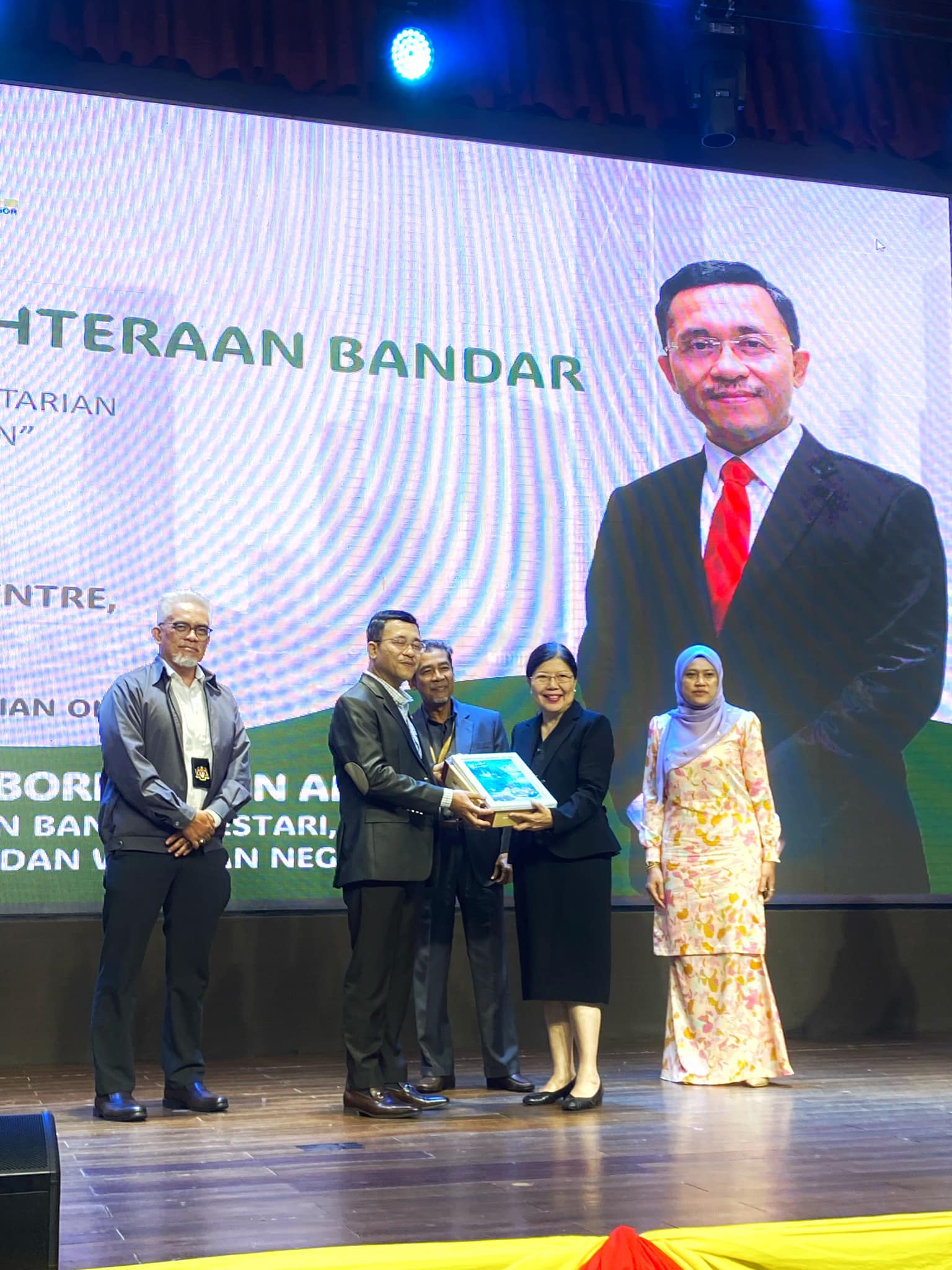 Simposium Kesejahteraan Bandar LPHS 23 Oktober 2023 ~ Simposium Kesejahteraan Bandar dengan tema "Pemerkasaan Komuniti ke Arah Kelestarian Bandar dan Negeri Selangor Mampan" bertempat di Midlands Convention Centre. Simposium anjuran Lembaga Perumahan