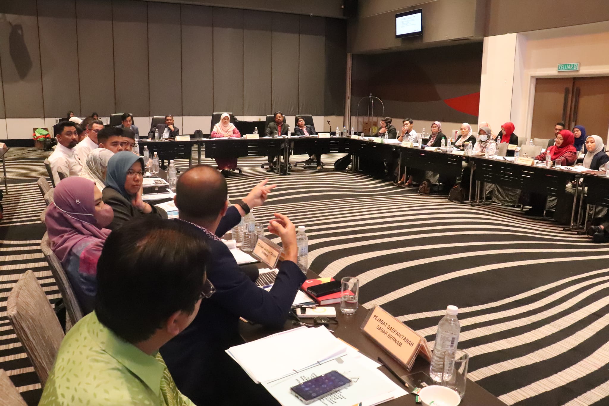 Mesyuarat Jawatankuasa Tetap (STANDCO) Perumahan & Kesejahteraan Bandar Negeri Selangor bil1/2023 Mesyuarat Jawatankuasa Tetap (STANDCO) Perumahan & Kesejahteraan Bandar Negeri Selangor bil1/2023 Tarikh: 16 - 17 Februari 2023 (Khamis-Jumaat) Tempat: