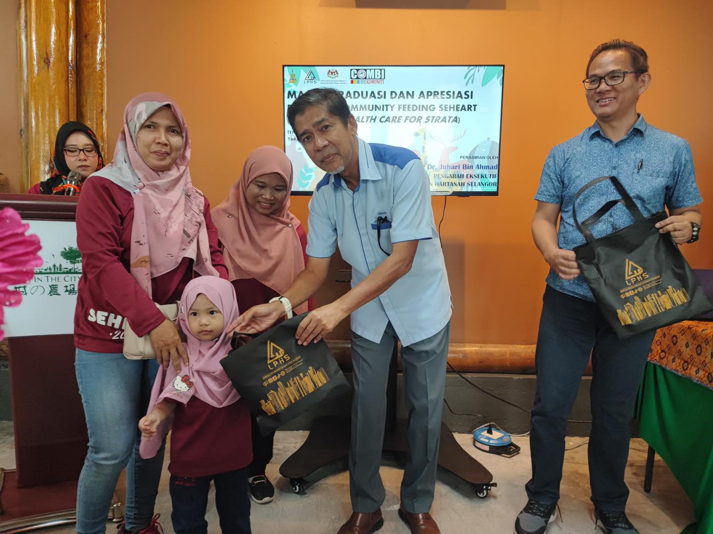 MAJLIS GRADUASI DAN APRESIASI PROGRAM COMMUNITY FEEDING SEHEART MAJLIS GRADUASI DAN APRESIASI PROGRAM COMMUNITY FEEDING SEHEART ( SELANGOR HEALTH CARE FOR STRATA ) TEMPAT : FARM IN THE CITY TARIKH : 19 NOVEMBER 2023 (AHAD) DIRASMIKAN OLEH YBhg. Dato'