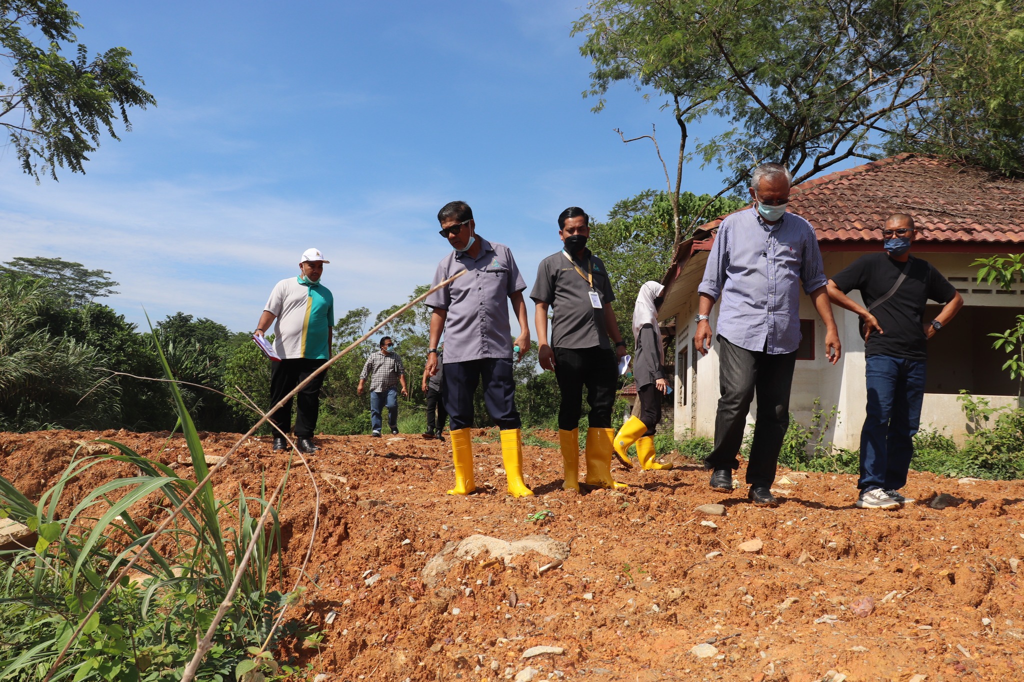 LAWATAN TAPAK BERSAMA PENGARAH EKSEKUTIF LPHS BAGI KERJA-KERJA PEMBINAAN KEMUDAHAN INFRASTRUKTUR LAWATAN TAPAK BERSAMA PENGARAH EKSEKUTIF LPHS BAGI KERJA-KERJA PEMBINAAN KEMUDAHAN INFRASTRUKTUR LUAR DI TAPAK PROJEK PEMBESARAN KAMPUNG KOSKAN, MUKIM SE