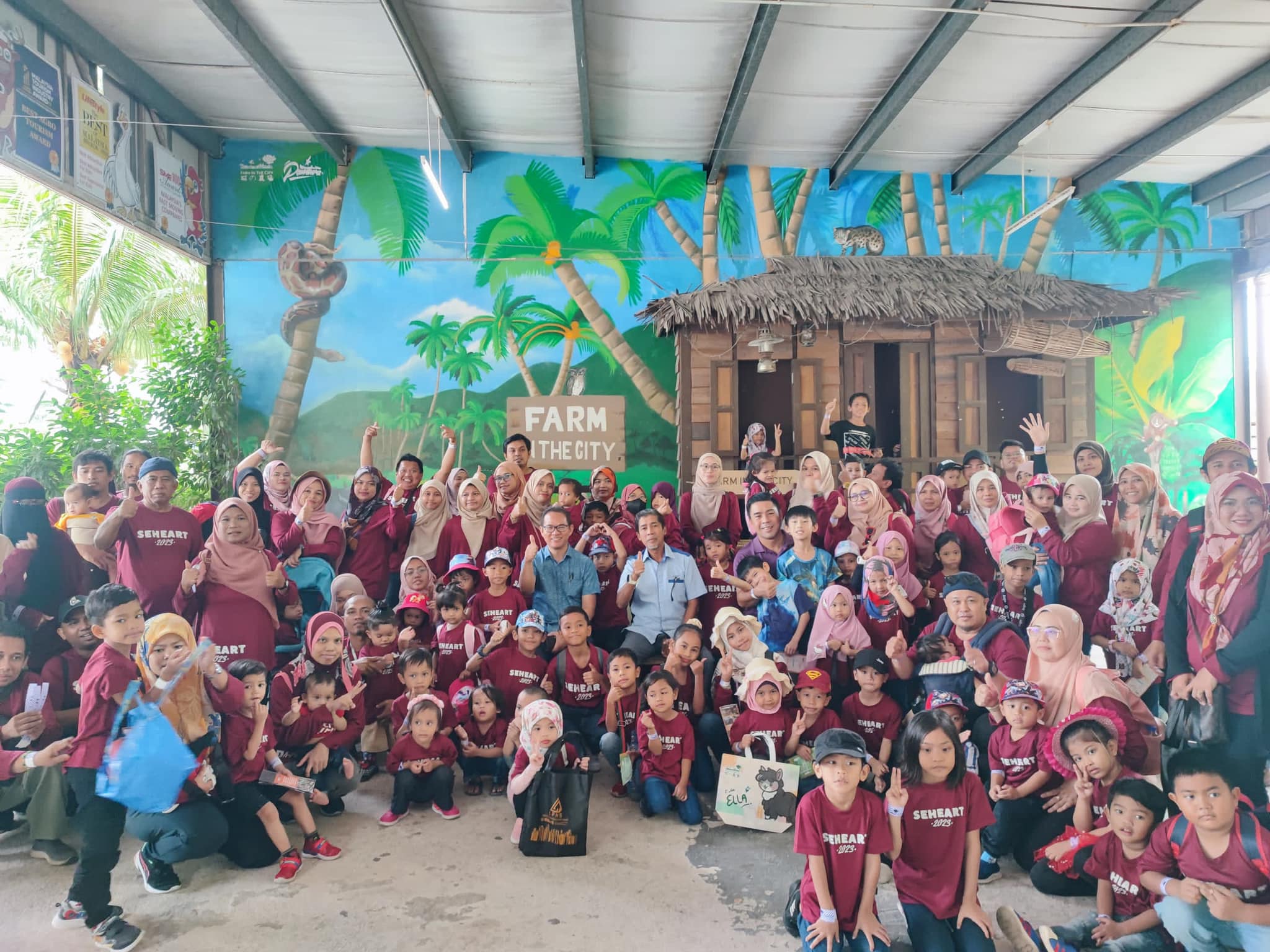 MAJLIS GRADUASI DAN APRESIASI PROGRAM COMMUNITY FEEDING SEHEART MAJLIS GRADUASI DAN APRESIASI PROGRAM COMMUNITY FEEDING SEHEART ( SELANGOR HEALTH CARE FOR STRATA ) TEMPAT : FARM IN THE CITY TARIKH : 19 NOVEMBER 2023 (AHAD) DIRASMIKAN OLEH YBhg. Dato'
