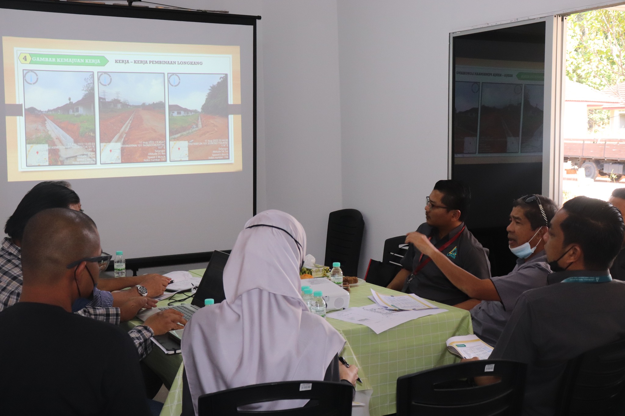 LAWATAN TAPAK BERSAMA PENGARAH EKSEKUTIF LPHS BAGI KERJA-KERJA PEMBINAAN KEMUDAHAN INFRASTRUKTUR LAWATAN TAPAK BERSAMA PENGARAH EKSEKUTIF LPHS BAGI KERJA-KERJA PEMBINAAN KEMUDAHAN INFRASTRUKTUR LUAR DI TAPAK PROJEK PEMBESARAN KAMPUNG KOSKAN, MUKIM SE