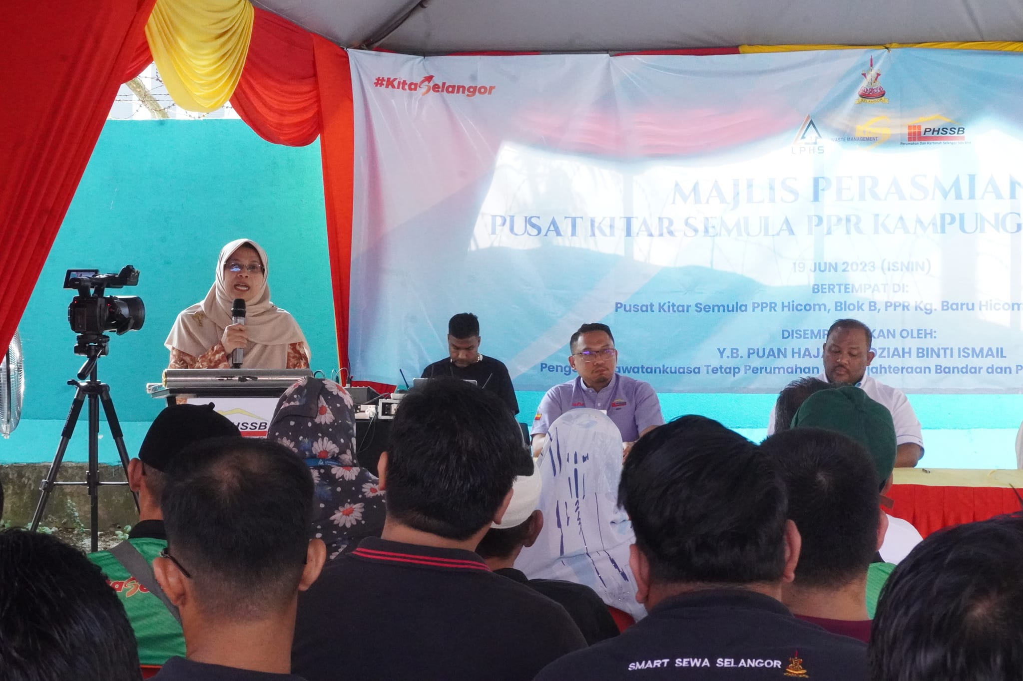MAJLIS PERASMIAN PUSAT KITAR SEMULA PPR KAMPUNG BARU HICOM MASA: 11.00 PAGI BERTEMPAT: BLOK B, PPR HICOM DISEMPURNAKAN OLEH: Y. B. PUAN RODZIAH BINTI ISMAIL EXCO PERUMAHAN, KESEJAHTERAAN BANDAR DAN PEMBANGUNAN USAHAWAN NEGERI SELANGOR