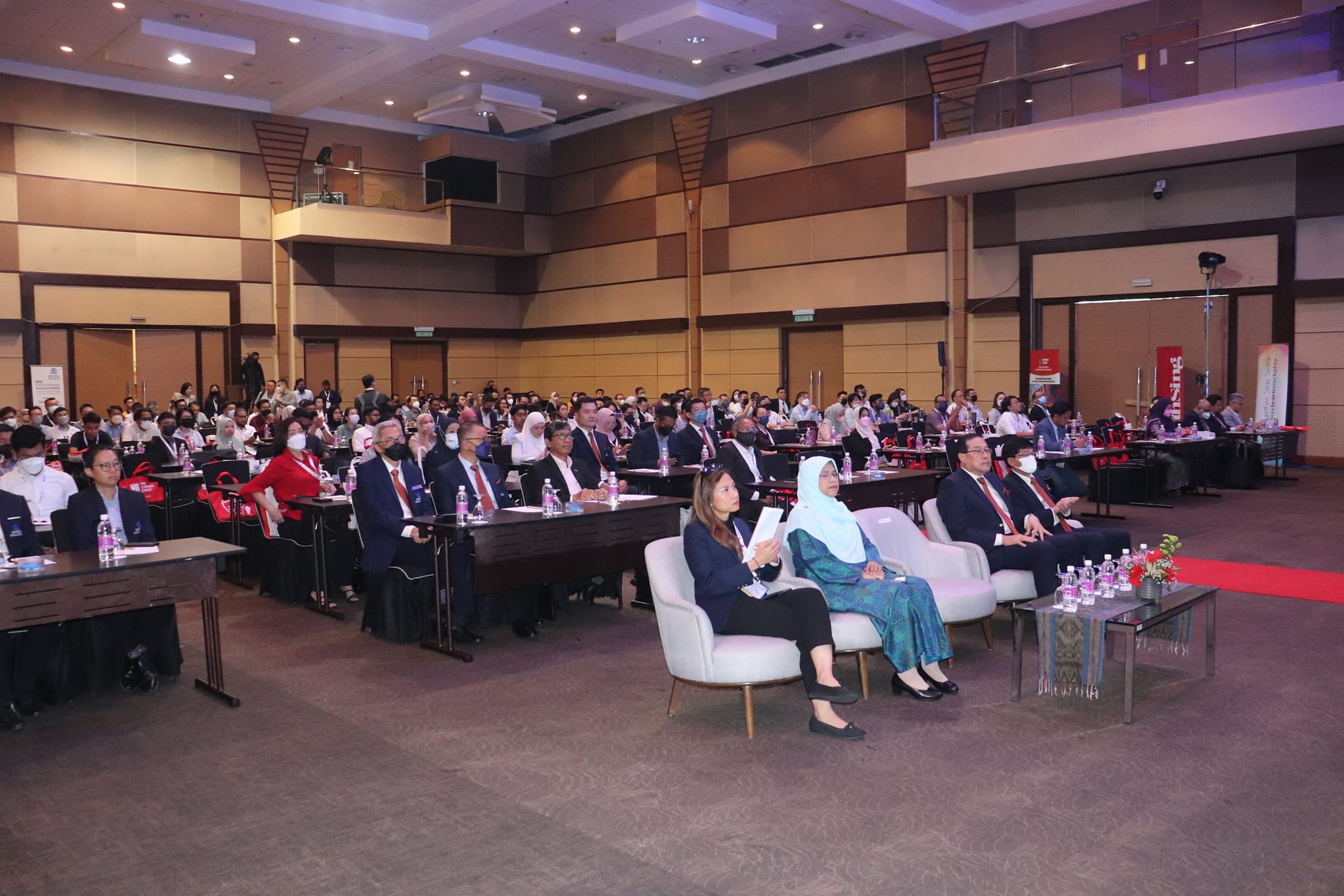 REHDA SELANGOR HOUSING CONVENTION 2022 REHDA SELANGOR HOUSING CONVENTION 2022 'Policies and Regulatory Updates Impacting the Housing Industry' Tarikh: 20 Oktober 2022 (Khamis) Tempat: Shah Alam Convention Centre (SACC) Perasmian Oleh: YAB Dato' Seri