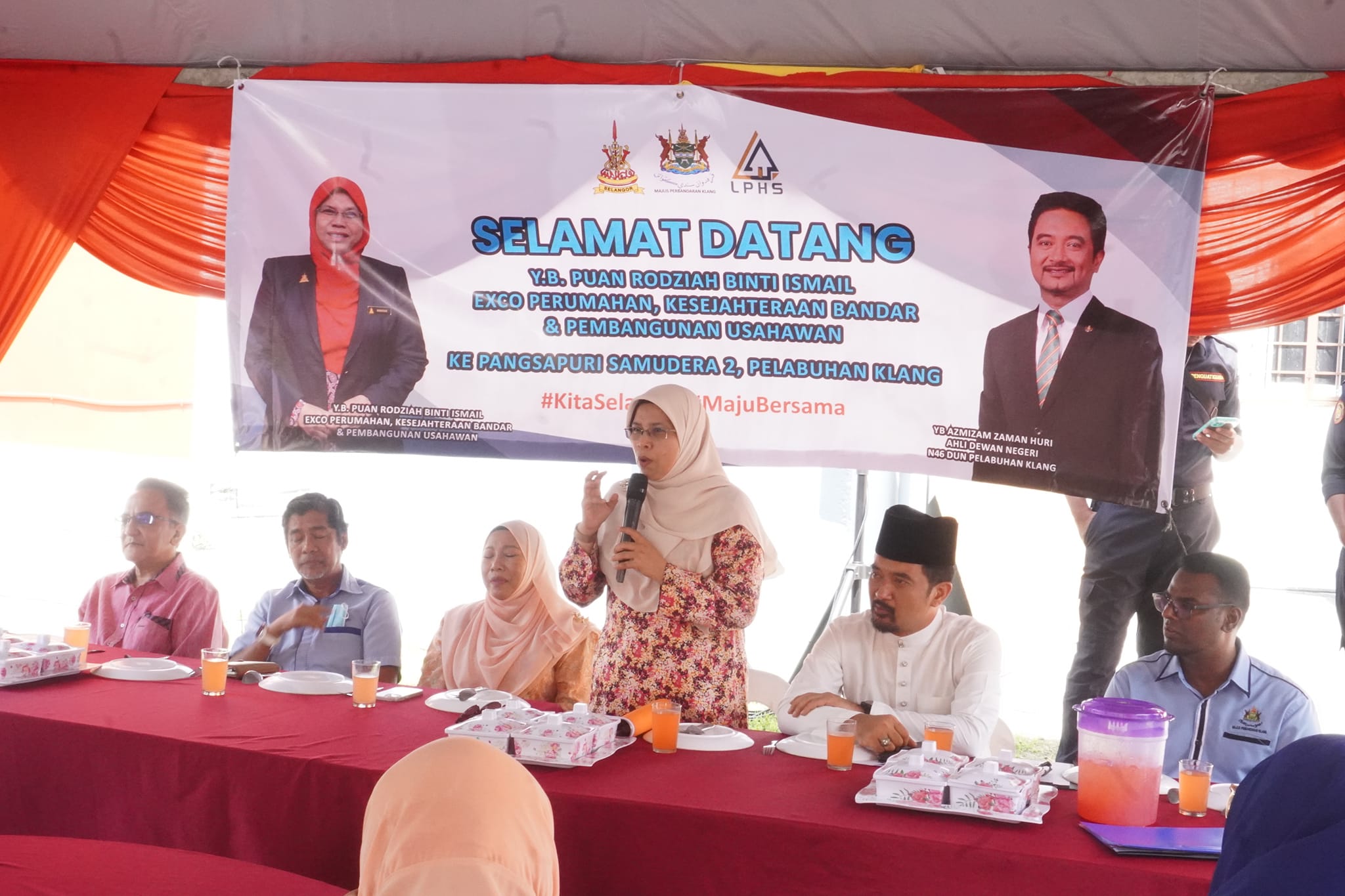 SEKITAR MAJLIS PERASMIAN PROJEK SELANGOR PENYAYANG DI PANGSAPURI SAMUDERA 2 MASA: 11.30 PAGI TEMPAT: PERKARANGAN TEMPAT LETAK KERETA, PANGSAPURI SAMUDERA 2, PELABUHAN KLANG DISEMPURNAKAN: YB. PUAN HAJAH RODZIAH BINTI ISMAIL EXCO PERUMAHAN, KESEJAHTER