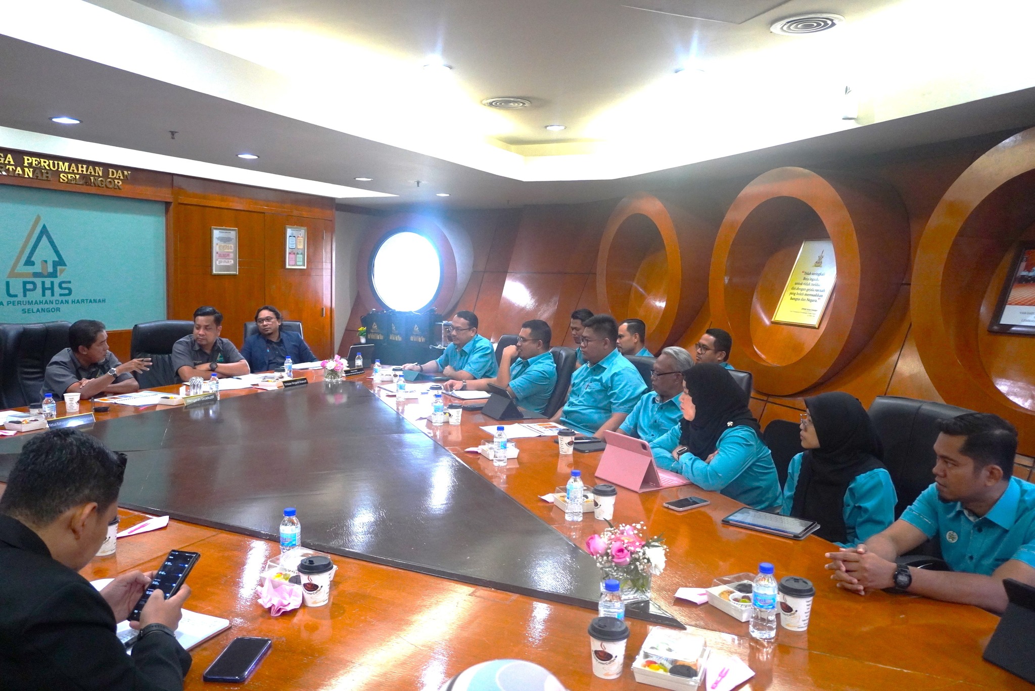 KUNJUNGAN HORMAT LEMBAGA TABUNG AMANAH WARISAN NEGERI TERENGGANU (LTAWNT) KUNJUNGAN HORMAT LEMBAGA TABUNG AMANAH WARISAN NEGERI TERENGGANU (LTAWNT) KE LEMBAGA PERUMAHAN DAN HARTANAH SELANGOR (LPHS)