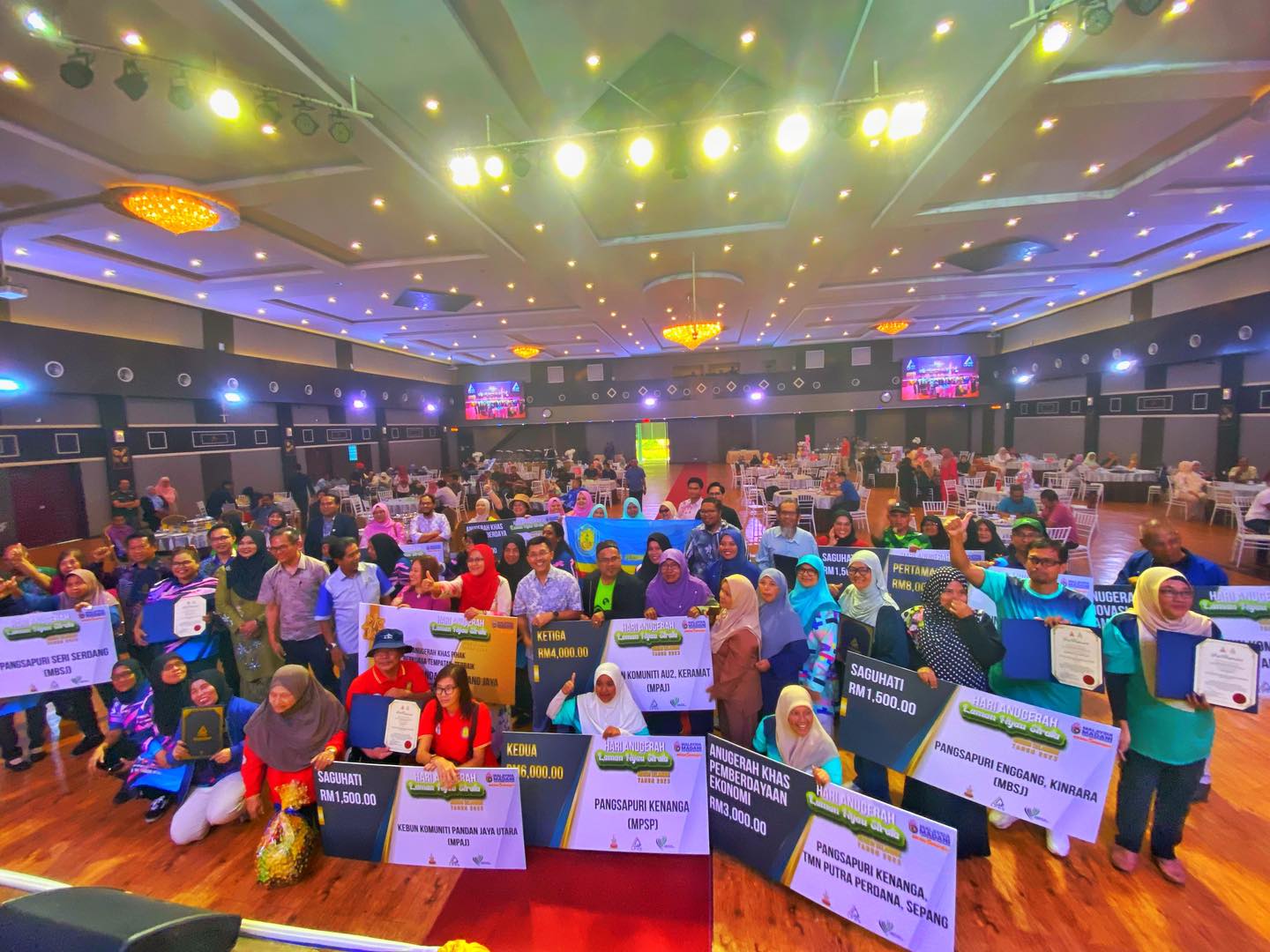 Hari Anugerah Laman Hijau Negeri Selangor 2023 Sekitar Hari Anugerah Laman Hijau Negeri Selangor 2023 Tarikh: 18 November 2023 (Sabtu) Masa: 8.30 pagi - 2.00 petang TEMPAT: Midlands Convention Centre Seksyen 7, Shah Alam Melalui penganjuran Hari Anug