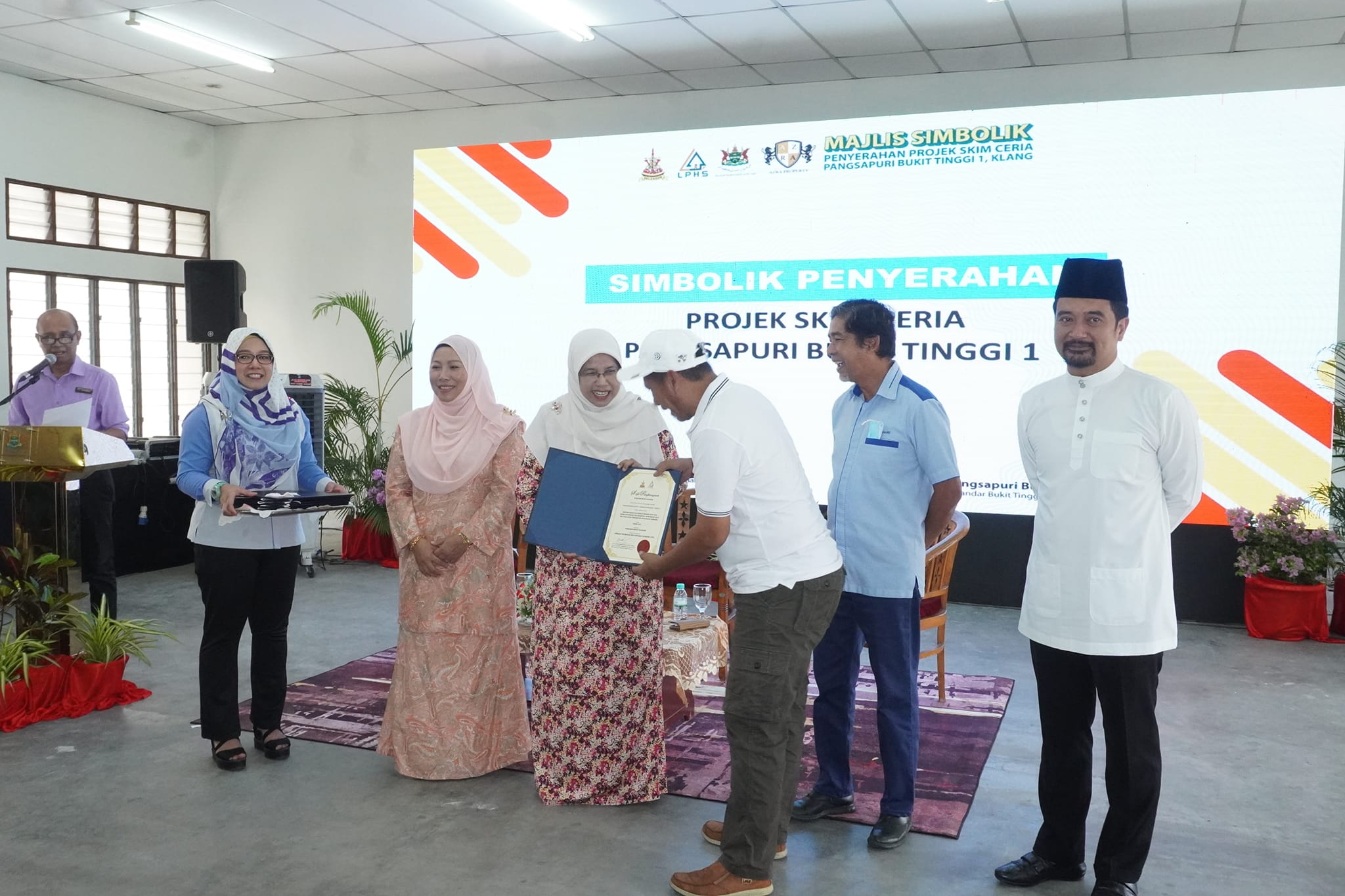SEKITAR MAJLIS SIMBOLIK PENYERAHAN PROJEK SKIM CERIA PANGSAPURI BUKIT TINGGI 1, KLANG MASA: 10.00 PAGI BERTEMPAT: DEWAN MPK, PANGSAPURI BUKIT TINGGI 1, KLANG DISEMPURNAKAN: YB. PUAN HAJAH RODZIAH BINTI ISMAIL EXCO PERUMAHAN, KESEJAHTERAAN BANDAR DAN