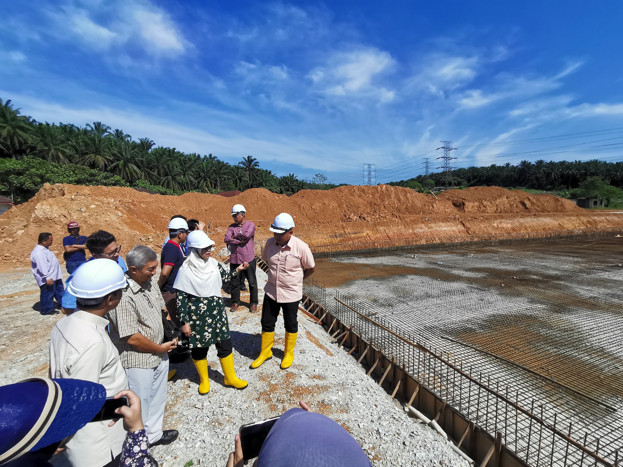 LAWATAN TAPAK PROJEK TERBENGKALAI PEMBESARAN KAMPUNG KOSKAN LAWATAN TAPAK PROJEK TERBENGKALAI PEMBESARAN KAMPUNG KOSKAN, BANDAR SERENDAH, DAERAH HULU SELANGOR BERSAMA YB EXCO PERUMAHAN, KESEJAHTERAAN BANDAR DAN PEMBANGUNAN USAHAWAN NEGERI SELANGOR TA