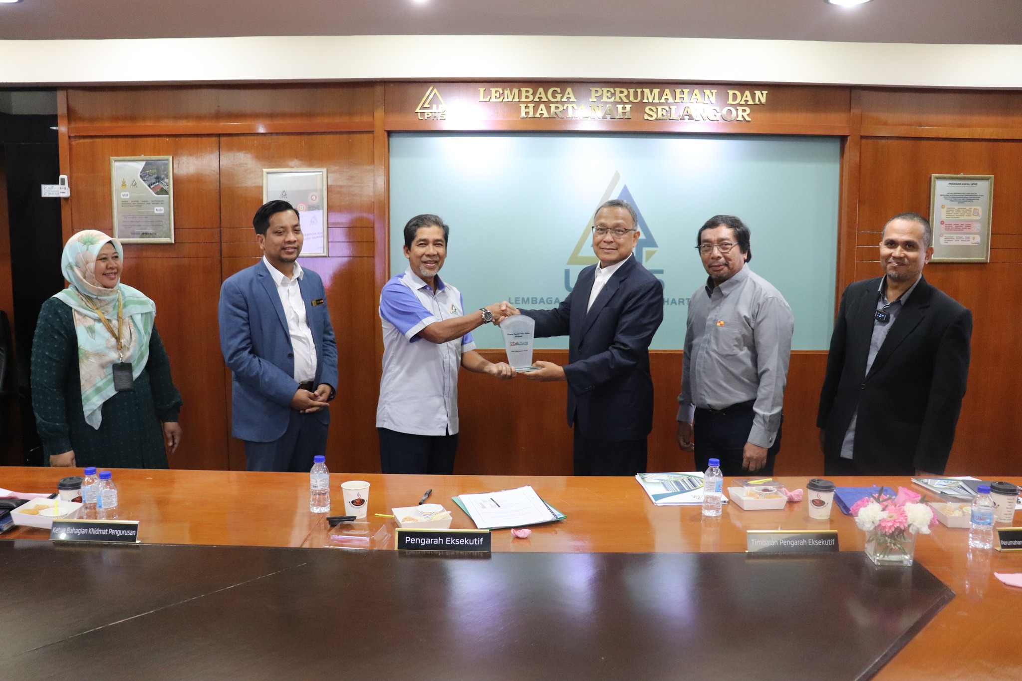 KUNJUNGAN HORMAT PERBADANAN WAKAF SELANGOR (PWS) KE LEMBAGA PERUMAHAN DAN HARTANAH SELANGOR (LPHS) KUNJUNGAN HORMAT PERBADANAN WAKAF SELANGOR (PWS) KE LEMBAGA PERUMAHAN DAN HARTANAH SELANGOR (LPHS)