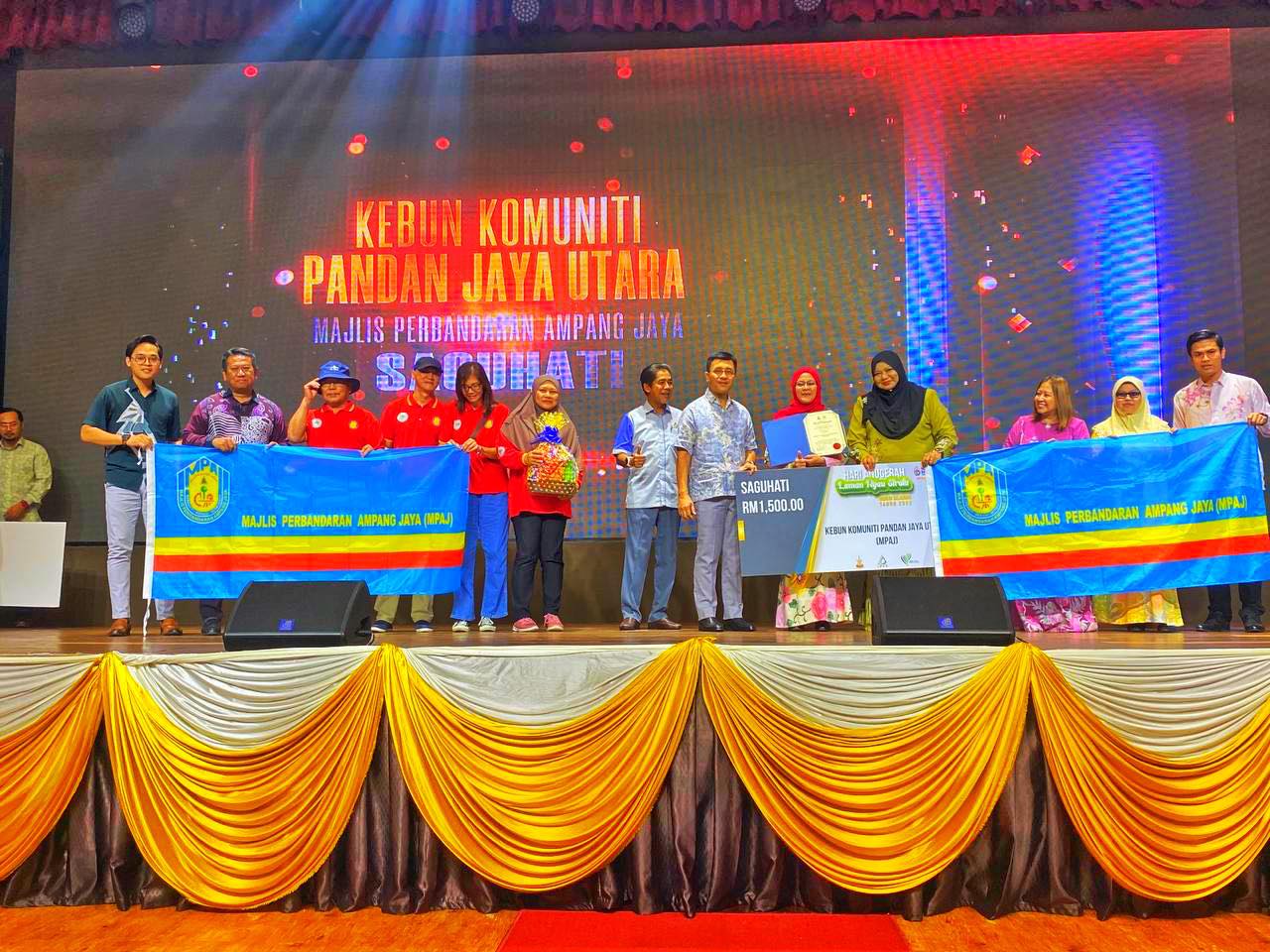 Hari Anugerah Laman Hijau Negeri Selangor 2023 Sekitar Hari Anugerah Laman Hijau Negeri Selangor 2023 Tarikh: 18 November 2023 (Sabtu) Masa: 8.30 pagi - 2.00 petang TEMPAT: Midlands Convention Centre Seksyen 7, Shah Alam Melalui penganjuran Hari Anug