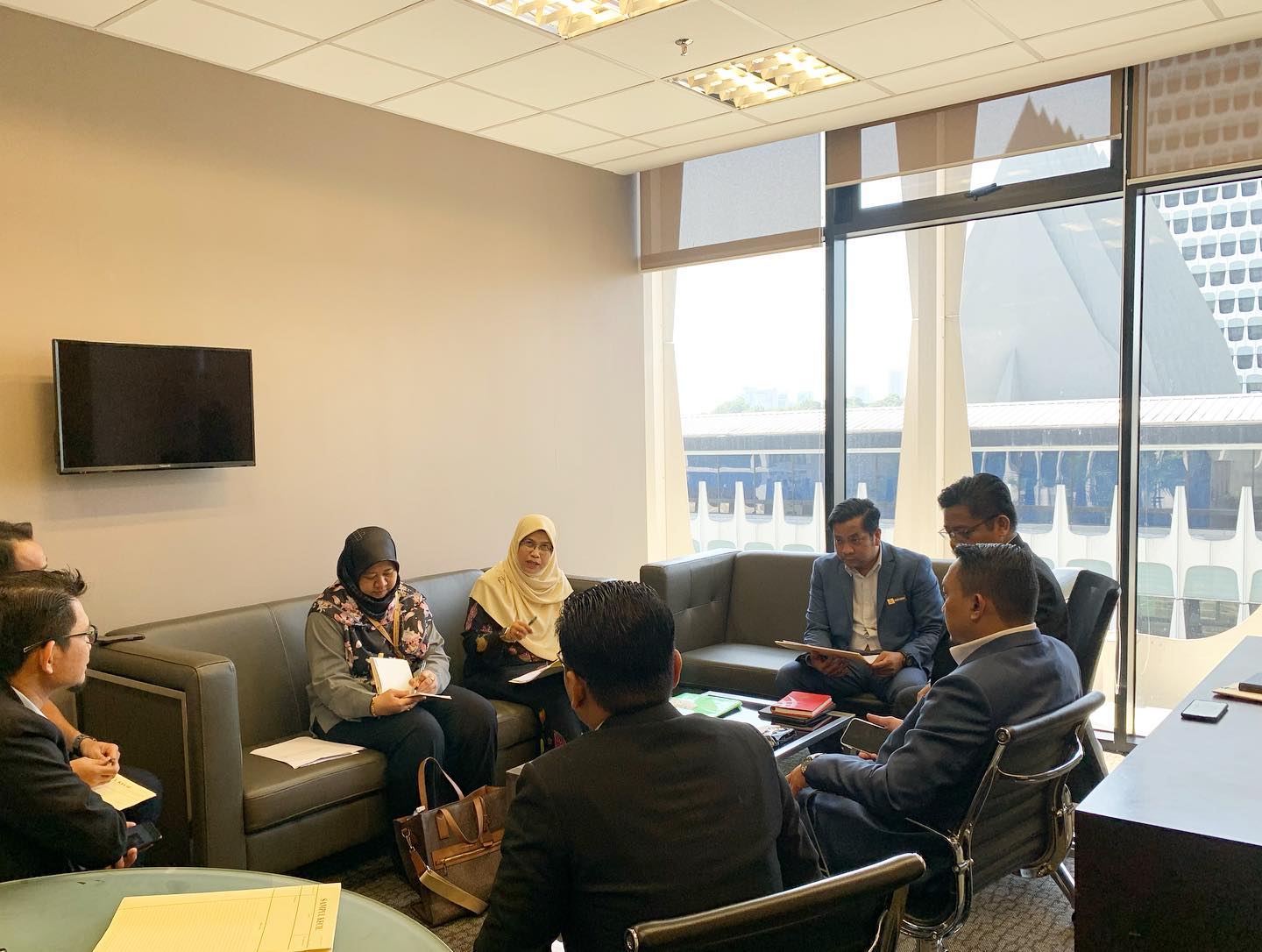 Mesyuarat Bersama YB Exco Perumahan dan YB Dr Wan Azizah, Ahli Parlimen Bandar Tun Razak Mesyuarat Bersama YB Exco Perumahan dan YB Dr Wan Azizah, Ahli Parlimen Bandar Tun Razak
