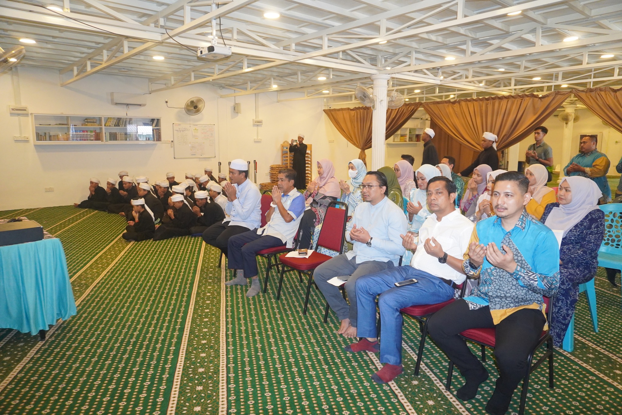 Majlis Penyerahan Komputer Terpakai LPHS Kepada Darul Quran Wal Hadith Majlis Penyerahan Komputer Terpakai LPHS Kepada Darul Quran Wal Hadith Bukit Badong, Kampung Bukit Badong, 45600 Bestari Jaya, Selangor Darul Ehsan