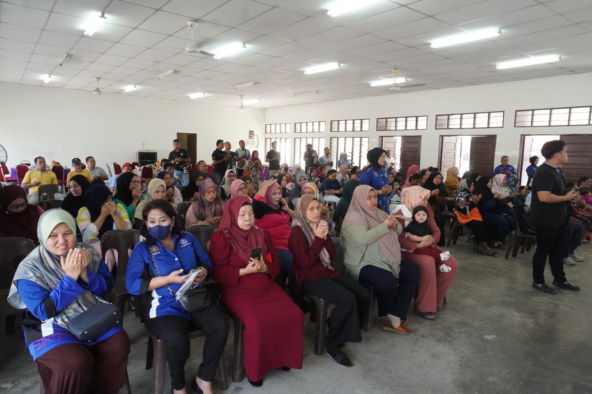 SEKITAR MAJLIS SIMBOLIK PENYERAHAN PROJEK SKIM CERIA PANGSAPURI BUKIT TINGGI 1, KLANG MASA: 10.00 PAGI BERTEMPAT: DEWAN MPK, PANGSAPURI BUKIT TINGGI 1, KLANG DISEMPURNAKAN: YB. PUAN HAJAH RODZIAH BINTI ISMAIL EXCO PERUMAHAN, KESEJAHTERAAN BANDAR DAN