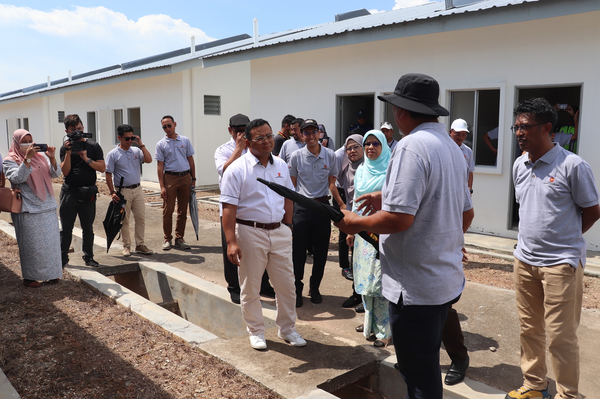 MAJLIS PENYERAHAN KUNCI RUMAH KOS RENDAH PROJEK TAMAN SUNGAI YU INDAH MAJLIS PENYERAHAN KUNCI RUMAH KOS RENDAH PROJEK TAMAN SUNGAI YU INDAH MUKIM HUJUNG PERMATANG KUALA SELANGOR DISEMPURNAKAN OLEH: Y.A.B DATO' SERI AMIRUDIN SHARI DATO MENTERI BESAR S