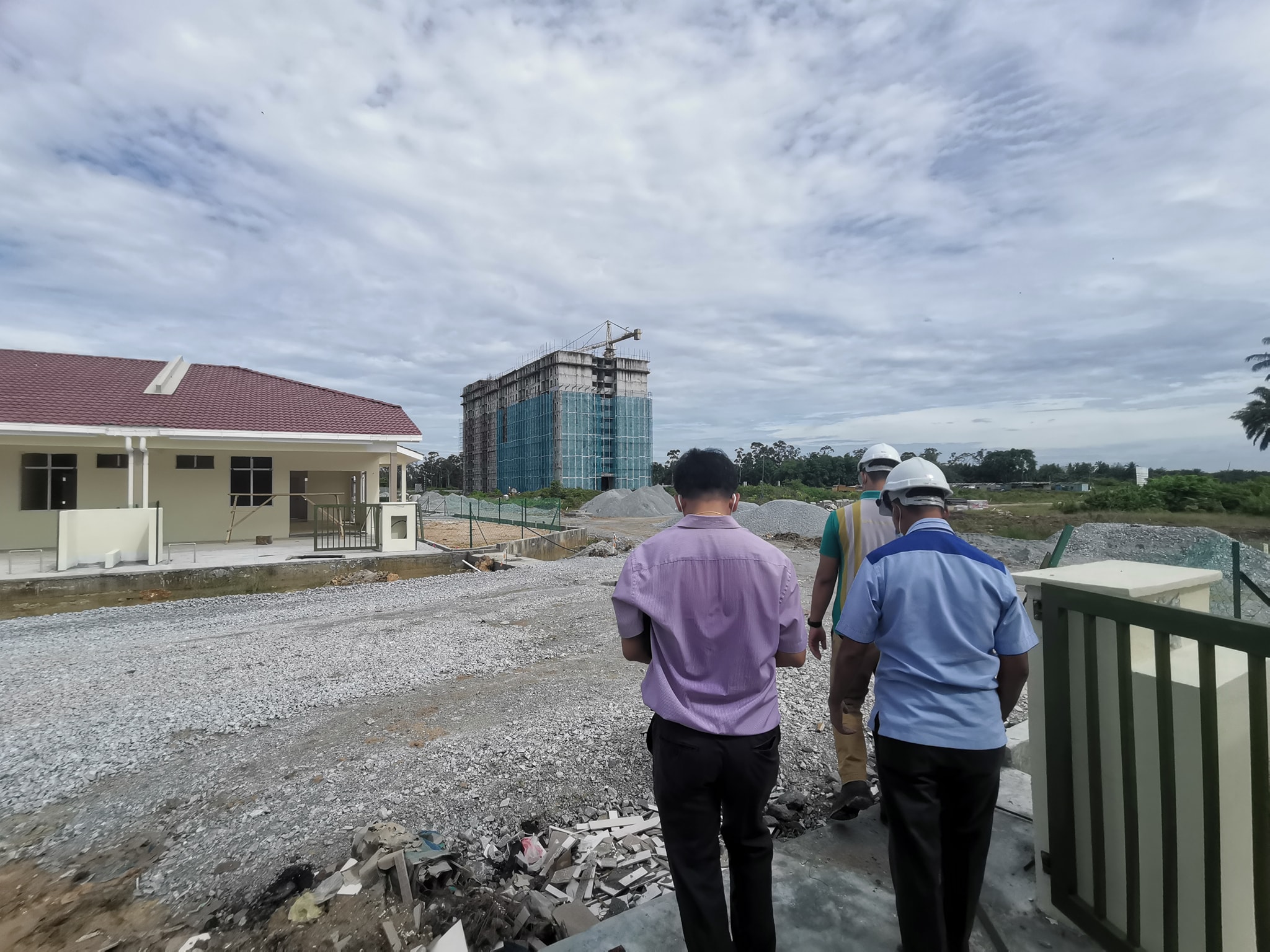 Lawatan Tapak Pengarah Eksekutif LPHS Di Mukim Morib LAWATAN TAPAK PENGARAH EKSEKUTIF LPHS BAGI PEMANTAUAN PEMBANGUNAN PANGSAPURI RUMAH SELANGORKU MORIB ANGGUN DAN RUMAH TERES SELANGORKU 1 TINGKAT 20' X 60' DI MUKIM MORIB, DAERAH KUALA LANGAT TARIKH: