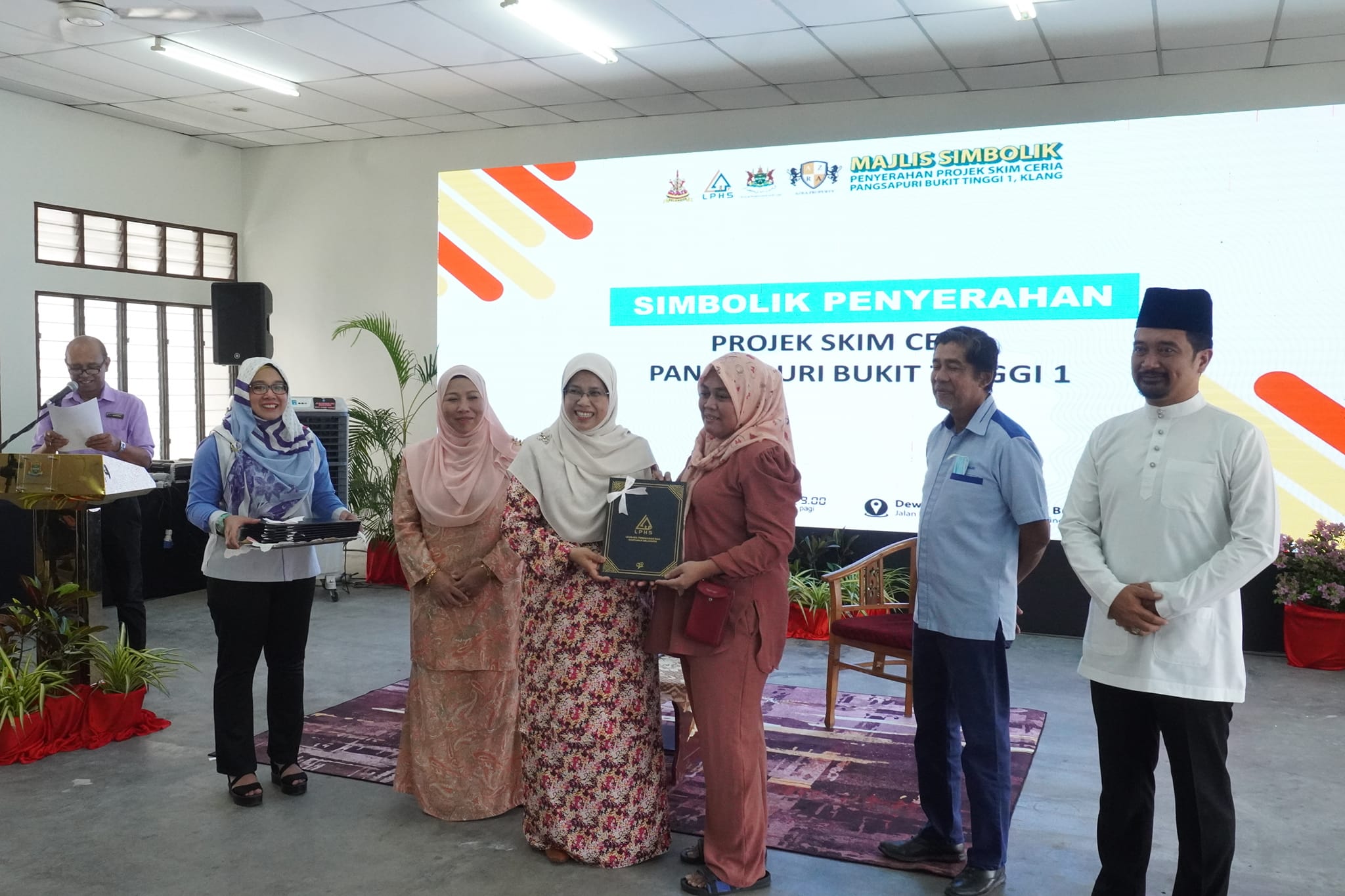 SEKITAR MAJLIS SIMBOLIK PENYERAHAN PROJEK SKIM CERIA PANGSAPURI BUKIT TINGGI 1, KLANG MASA: 10.00 PAGI BERTEMPAT: DEWAN MPK, PANGSAPURI BUKIT TINGGI 1, KLANG DISEMPURNAKAN: YB. PUAN HAJAH RODZIAH BINTI ISMAIL EXCO PERUMAHAN, KESEJAHTERAAN BANDAR DAN