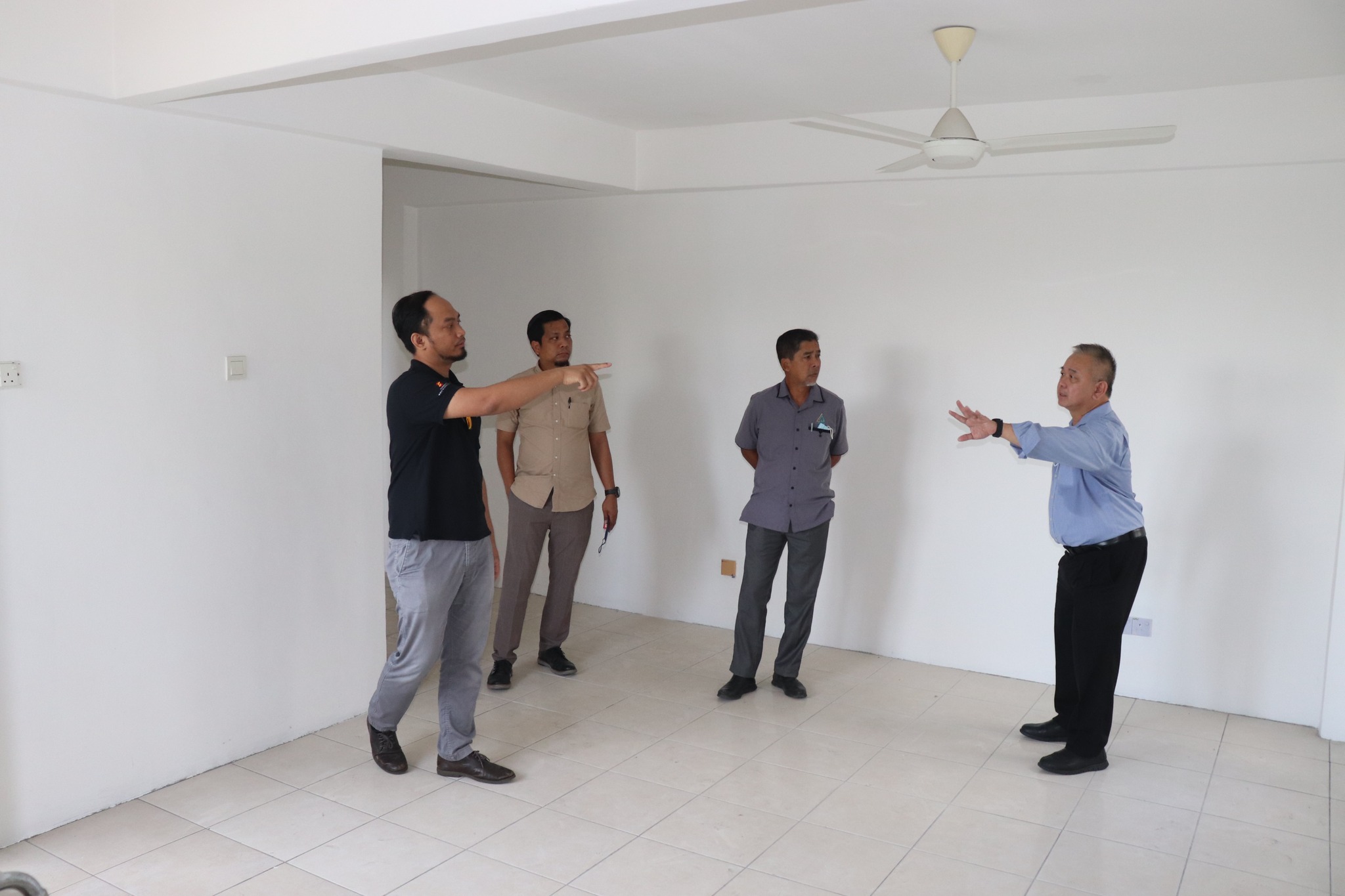 LAWATAN TAPAK BERSAMA PENGARAH EKSEKUTIF LPHS BAGI PROJEK RUMAH KOS RENDAH PANGSAPURI PELANGI INDAH LAWATAN TAPAK BERSAMA PENGARAH EKSEKUTIF LPHS BAGI PROJEK RUMAH KOS RENDAH PANGSAPURI PELANGI INDAH OLEH TETUAN ENG ANN REALTY COMPANY SDN. BHD. TARIK