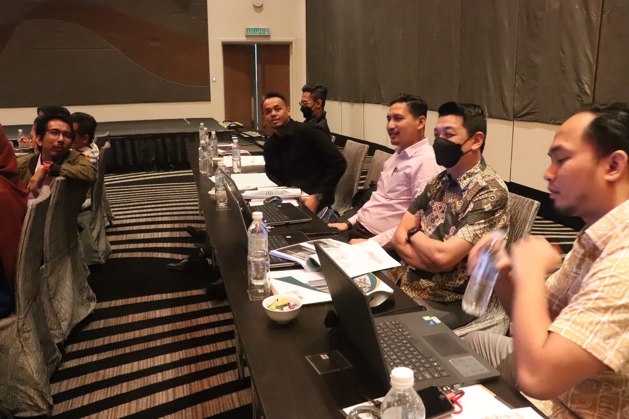 Mesyuarat Jawatankuasa Tetap (STANDCO) Perumahan & Kesejahteraan Bandar Negeri Selangor bil1/2023 Mesyuarat Jawatankuasa Tetap (STANDCO) Perumahan & Kesejahteraan Bandar Negeri Selangor bil1/2023 Tarikh: 16 - 17 Februari 2023 (Khamis-Jumaat) Tempat: